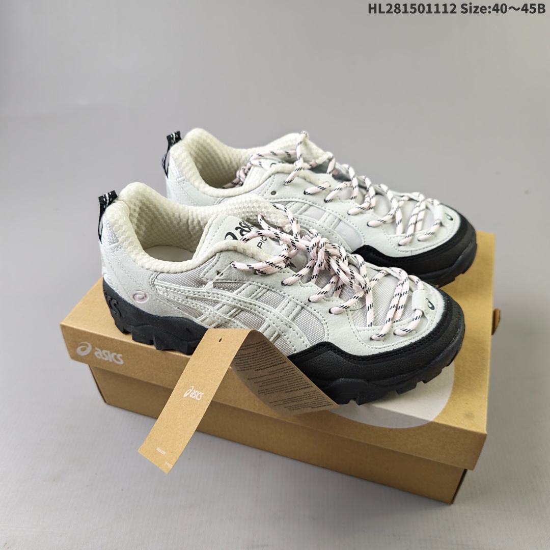 集合💰150
【新品🔥公司级】亚瑟士 ASICS GEL-PICKAX 登山 户外运动 抗冲击支撑 减震防滑耐磨轻便 徒步鞋 男女同款 日蚀黑 轻便旅游鞋。秋天踏秋一直在穿这双，上脚最直观的感受就是鞋楦，平时穿一些其他品牌的户外鞋，总会或宽或窄，但是这双的鞋楦真的是刚刚好。作为户外鞋鞋底一定要耐磨+防滑，所以橡胶鞋头+橡胶鞋底，是必备的，而且底子越厚安全感越强，但相应的贴合感就越差，鞋身就越重，这双的鞋底厚度刚刚好，而且整双鞋没有拖沓感，脚部贴合的舒适感是很明显的，感觉设计师是真的研究过亚洲人的脚型，诚意十足。#防滑耐磨户外功能鞋  #鞋底防滑设计  #asics  #亚瑟士asics  #最近很喜欢的鞋。
货号：1203A983-020
编码：HL281501112 Size:40～45B
