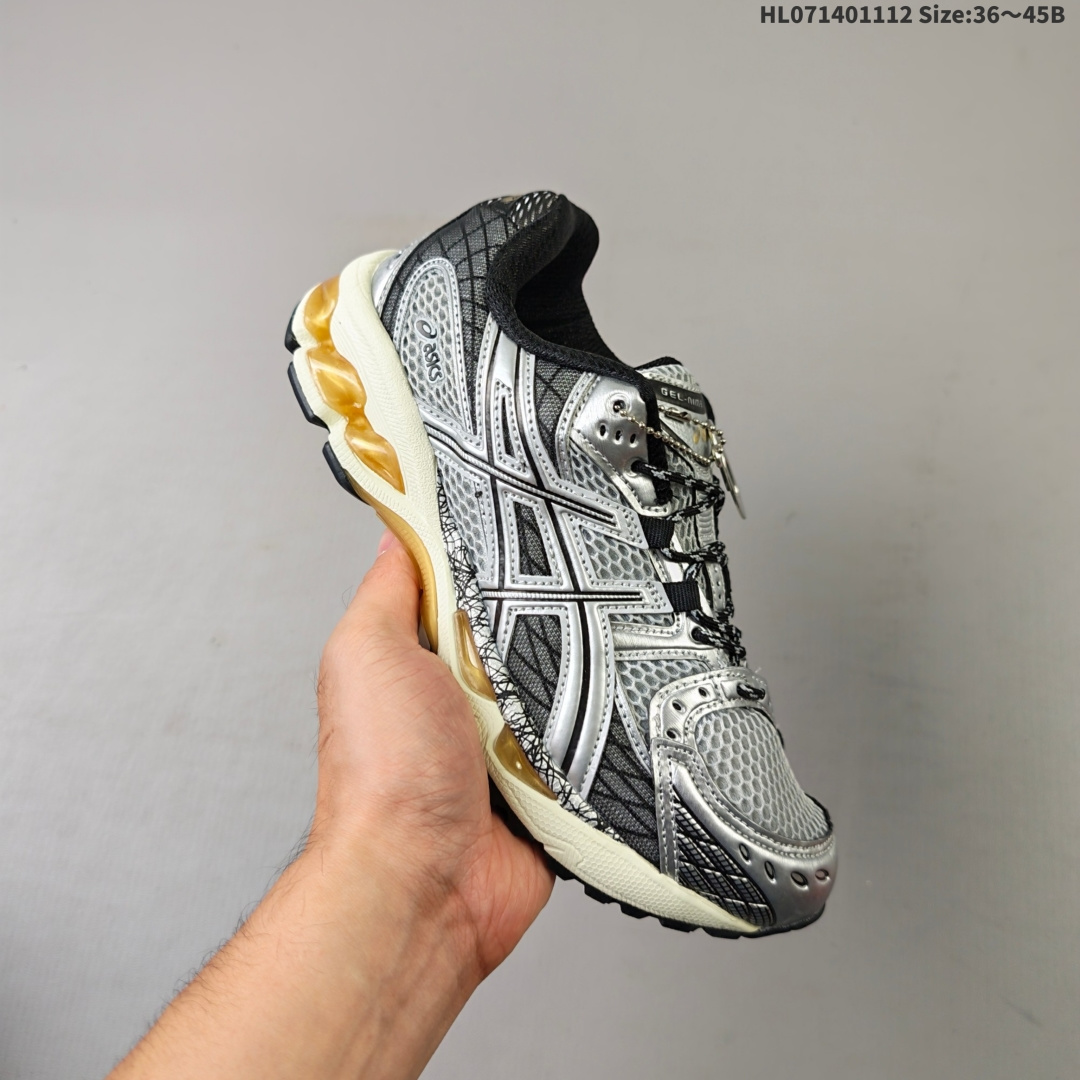 集合 【公司级】亚瑟士 AsicsGel-Nimbus10.1复古跑鞋 厚底增高运动老爹鞋,ASICS 发布 Min-Nano x ASICS Gel-Nimbus 10.1 版本,进一步加强了其在运动鞋领域的影响力.与日本品牌 Min-Nano 的全新合作将高性能与极简主义风格相结合,重新构想了标志性的 Gel-Nimbus 10.结果是一次精致的更新,兼顾功能性和时尚前卫的美学.Gel-Nimbus 10.1 采用柔和的灰色配色方案,并饰有反光的 3M 触感,增添了微妙的微光.该设计采用透气的白色网眼基底,搭配时尚的灰色覆层和奶油色调,营造出低调、百搭的外观.这款鞋款精心打造,展现了 ASICS 和 Min-Nano 对细节的承诺.从加固的拼接到标志性的 GEL 缓震中底,每个元素都确保了更高的舒适度和耐用性.这款时尚的款式将实用性与都市风情相结合,适合运动和日常穿着.GEL 技术以其减震功能而闻名,可在从跑步到休闲城市漫步的各种活动中为双脚提供支持.反光 3M 细节还增加了夜间活动的可见度,在不影响风格的情况下提高了安全性.适合日常通勤走路,但需要适配鞋型,鞋面松散,配色时尚,但GEL胶脚感不太舒适,踩上去的反馈不稳定. 货号:1203A543-002 编码:HL071401112 B