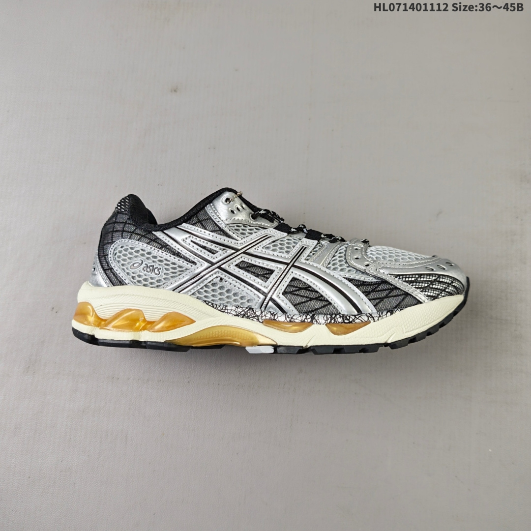 【公司级】亚瑟士 AsicsGel-Nimbus10.1复古跑鞋 厚底增高运动老爹鞋,ASICS 发布 Min-Nano x ASICS Gel-Nimbus 10.1 版本,进一步加强了其在运动鞋领域的影响力.与日本品牌 Min-Nano 的全新合作将高性能与极简主义风格相结合,重新构想了标志性的 Gel-Nimbus 10.结果是一次精致的更新,兼顾功能性和时尚前卫的美学.Gel-Nimbus 10.1 采用柔和的灰色配色方案,并饰有反光的 3M 触感,增添了微妙的微光.该设计采用透气的白色网眼基底,搭配时尚的灰色覆层和奶油色调,营造出低调、百搭的外观.这款鞋款精心打造,展现了 ASICS 和 Min-Nano 对细节的承诺.从加固的拼接到标志性的 GEL 缓震中底,每个元素都确保了更高的舒适度和耐用性.这款时尚的款式将实用性与都市风情相结合,适合运动和日常穿着.GEL 技术以其减震功能而闻名,可在从跑步到休闲城市漫步的各种活动中为双脚提供支持.反光 3M 细节还增加了夜间活动的可见度,在不影响风格的情况下提高了安全性.适合日常通勤走路,但需要适配鞋型,鞋面松散,配色时尚,但GEL胶脚感不太舒适,踩上去的反馈不稳定. 货号:1203A543-002 编码:HL071401112 B