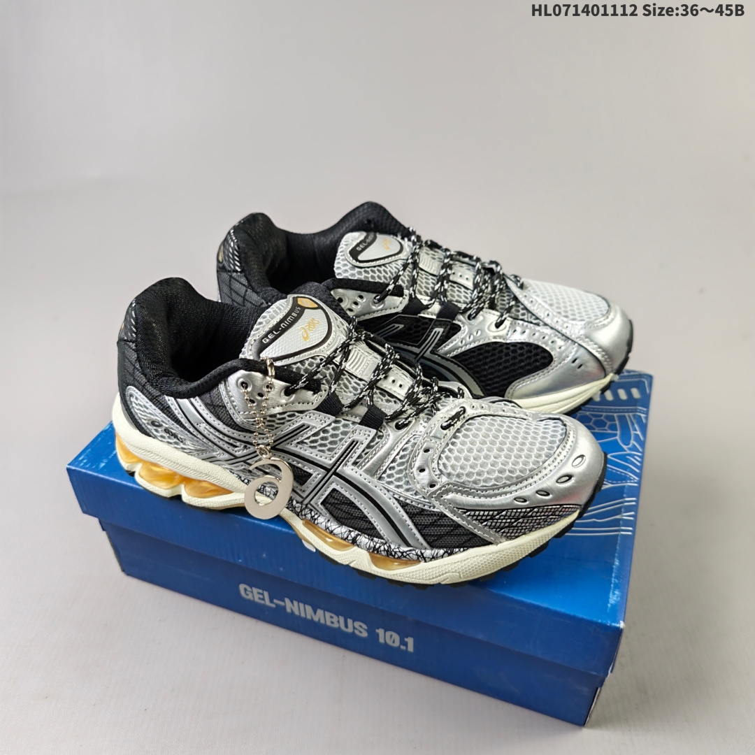 集合 【公司级】亚瑟士 AsicsGel-Nimbus10.1复古跑鞋 厚底增高运动老爹鞋,ASICS 发布 Min-Nano x ASICS Gel-Nimbus 10.1 版本,进一步加强了其在运动鞋领域的影响力.与日本品牌 Min-Nano 的全新合作将高性能与极简主义风格相结合,重新构想了标志性的 Gel-Nimbus 10.结果是一次精致的更新,兼顾功能性和时尚前卫的美学.Gel-Nimbus 10.1 采用柔和的灰色配色方案,并饰有反光的 3M 触感,增添了微妙的微光.该设计采用透气的白色网眼基底,搭配时尚的灰色覆层和奶油色调,营造出低调、百搭的外观.这款鞋款精心打造,展现了 ASICS 和 Min-Nano 对细节的承诺.从加固的拼接到标志性的 GEL 缓震中底,每个元素都确保了更高的舒适度和耐用性.这款时尚的款式将实用性与都市风情相结合,适合运动和日常穿着.GEL 技术以其减震功能而闻名,可在从跑步到休闲城市漫步的各种活动中为双脚提供支持.反光 3M 细节还增加了夜间活动的可见度,在不影响风格的情况下提高了安全性.适合日常通勤走路,但需要适配鞋型,鞋面松散,配色时尚,但GEL胶脚感不太舒适,踩上去的反馈不稳定. 货号:1203A543-002 编码:HL071401112 B