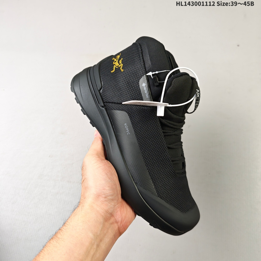 集合💰300
【莞产纯原版】始祖鸟ArcTeryx  Kopec GTX M Mid 透气防水男越野中帮跑鞋
正确后跟刺绣 完美细节版型
官方同步上架 适合技术路线单日徒步穿着
aeriosflgtx鞋受到长途野外跑步鞋的启发 适合在变化的地形上进行快速轻快的徒步旅行穿着，舒适而有支撑性，使您充满信心。该设计与脚部融为一体，可最大限度地减少摩擦，gore-tex保护膜网砂，采用gore隐形适体(invisiblefit)技术，更轻薄舒适。敏捷、稳定和技术路线上的自信源于vibram® megagrip外底、压缩eva内底以及一体的tpu。重量约:275g技术特点透气轻量耐磨鞋子鞋外底结构vibram®megagripM橡胶化合材料耐用柔软鞋子结构tpu鞋头可防磨损压缩eva泡沫内底以及一体的tpu铁芯提高了灵活性和稳定性，使您充满信心鞋子衬垫结构4mm厚ortholiteM3d模制插片材料gore-tex薄膜tpu高耐磨保护膜cordura®HL143001112 Size:39～45B