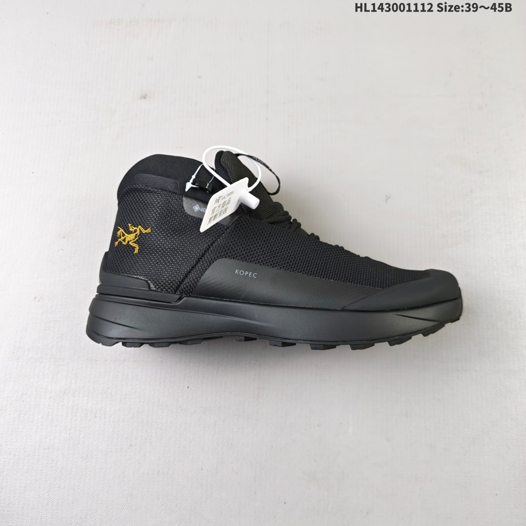💰300
【莞产纯原版】始祖鸟ArcTeryx  Kopec GTX M Mid 透气防水男越野中帮跑鞋
正确后跟刺绣 完美细节版型
官方同步上架 适合技术路线单日徒步穿着
aeriosflgtx鞋受到长途野外跑步鞋的启发 适合在变化的地形上进行快速轻快的徒步旅行穿着，舒适而有支撑性，使您充满信心。该设计与脚部融为一体，可最大限度地减少摩擦，gore-tex保护膜网砂，采用gore隐形适体(invisiblefit)技术，更轻薄舒适。敏捷、稳定和技术路线上的自信源于vibram® megagrip外底、压缩eva内底以及一体的tpu。重量约:275g技术特点透气轻量耐磨鞋子鞋外底结构vibram®megagripM橡胶化合材料耐用柔软鞋子结构tpu鞋头可防磨损压缩eva泡沫内底以及一体的tpu铁芯提高了灵活性和稳定性，使您充满信心鞋子衬垫结构4mm厚ortholiteM3d模制插片材料gore-tex薄膜tpu高耐磨保护膜cordura®HL143001112 Size:39～45B