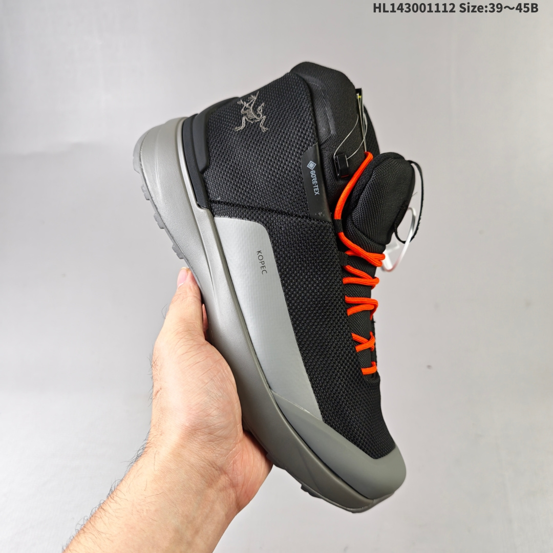 集合💰300
【莞产纯原版】始祖鸟ArcTeryx  Kopec GTX M Mid 透气防水男越野中帮跑鞋
正确后跟刺绣 完美细节版型
官方同步上架 适合技术路线单日徒步穿着
aeriosflgtx鞋受到长途野外跑步鞋的启发 适合在变化的地形上进行快速轻快的徒步旅行穿着，舒适而有支撑性，使您充满信心。该设计与脚部融为一体，可最大限度地减少摩擦，gore-tex保护膜网砂，采用gore隐形适体(invisiblefit)技术，更轻薄舒适。敏捷、稳定和技术路线上的自信源于vibram® megagrip外底、压缩eva内底以及一体的tpu。重量约:275g技术特点透气轻量耐磨鞋子鞋外底结构vibram®megagripM橡胶化合材料耐用柔软鞋子结构tpu鞋头可防磨损压缩eva泡沫内底以及一体的tpu铁芯提高了灵活性和稳定性，使您充满信心鞋子衬垫结构4mm厚ortholiteM3d模制插片材料gore-tex薄膜tpu高耐磨保护膜cordura®HL143001112 Size:39～45B