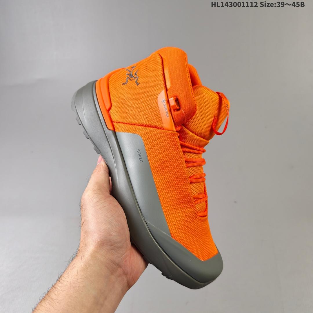 集合💰300
【莞产纯原版】始祖鸟ArcTeryx  Kopec GTX M Mid 透气防水男越野中帮跑鞋
正确后跟刺绣 完美细节版型
官方同步上架 适合技术路线单日徒步穿着
aeriosflgtx鞋受到长途野外跑步鞋的启发 适合在变化的地形上进行快速轻快的徒步旅行穿着，舒适而有支撑性，使您充满信心。该设计与脚部融为一体，可最大限度地减少摩擦，gore-tex保护膜网砂，采用gore隐形适体(invisiblefit)技术，更轻薄舒适。敏捷、稳定和技术路线上的自信源于vibram® megagrip外底、压缩eva内底以及一体的tpu。重量约:275g技术特点透气轻量耐磨鞋子鞋外底结构vibram®megagripM橡胶化合材料耐用柔软鞋子结构tpu鞋头可防磨损压缩eva泡沫内底以及一体的tpu铁芯提高了灵活性和稳定性，使您充满信心鞋子衬垫结构4mm厚ortholiteM3d模制插片材料gore-tex薄膜tpu高耐磨保护膜cordura®HL143001112 Size:39～45B