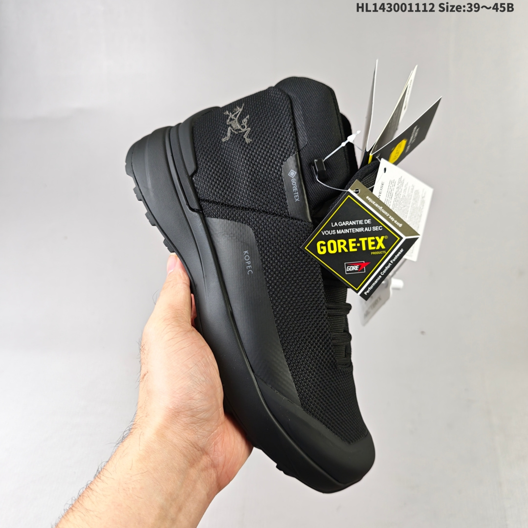 集合💰300
【莞产纯原版】始祖鸟ArcTeryx  Kopec GTX M Mid 透气防水男越野中帮跑鞋
正确后跟刺绣 完美细节版型
官方同步上架 适合技术路线单日徒步穿着
aeriosflgtx鞋受到长途野外跑步鞋的启发 适合在变化的地形上进行快速轻快的徒步旅行穿着，舒适而有支撑性，使您充满信心。该设计与脚部融为一体，可最大限度地减少摩擦，gore-tex保护膜网砂，采用gore隐形适体(invisiblefit)技术，更轻薄舒适。敏捷、稳定和技术路线上的自信源于vibram® megagrip外底、压缩eva内底以及一体的tpu。重量约:275g技术特点透气轻量耐磨鞋子鞋外底结构vibram®megagripM橡胶化合材料耐用柔软鞋子结构tpu鞋头可防磨损压缩eva泡沫内底以及一体的tpu铁芯提高了灵活性和稳定性，使您充满信心鞋子衬垫结构4mm厚ortholiteM3d模制插片材料gore-tex薄膜tpu高耐磨保护膜cordura®HL143001112 Size:39～45B