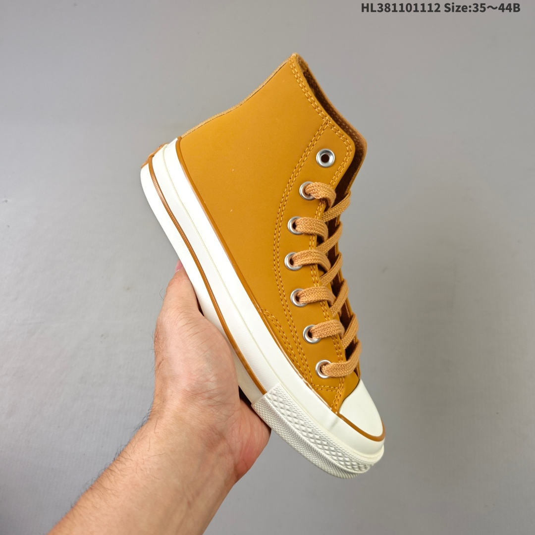 集合💰110
匡威麂皮三兄弟!秋冬鞋柜C位锁死!
匡威这三双麂皮高帮太绝了!三个配色都1:1沿用了shai001的配色
经典1970s鞋型 麂皮面料保暖的同时质感也是拉🈵💯
秋冬怎么搭都不踩雷的配色‼️
焦糖棕:秋冬氛围感王者,搭大衣超温柔
经典黑:酷飒百搭款,街头感直接拉满
Baby蓝:甜妹专属,软乎乎不腻人
麂皮摸着细腻,上脚舒服,鞋控冲!HL381101112 Size:35~44B