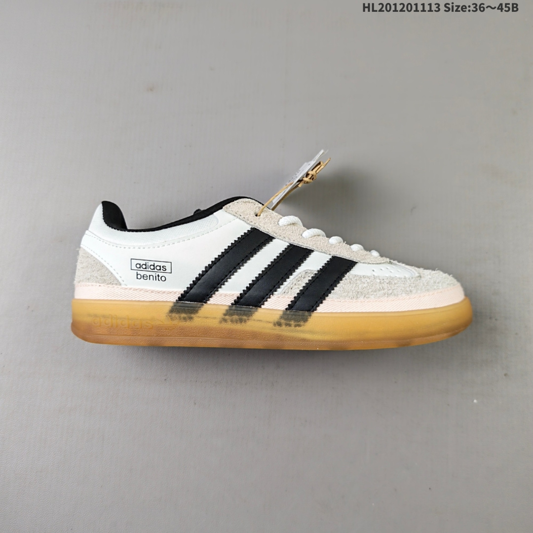 集合 坏痞兔Bad Bunny x AD Gazelle Indoor Trainers 联名羚羊内训系列低帮复古百搭休闲运动德训风板鞋 BadBunny本人在杂志拍摄时率先上脚带一波节奏,emm,手上拿的杂志封面还是Kylie,看来前女友和布克重新约会,这位哥也还是没放下啊 回到鞋款本身,整体选择了简约的黑白皮革搭配浅灰色长绒麂皮材质,最后以半透明生胶大底收尾,质感在线.不同于以往联名的调色盘操作,Bad Bunny对Gazelle indoor进行了加宽加厚处理,以及鞋头变形的设计,带来全新的歪头面包鞋型Gazelle.此外,鞋款标签直接呈现在后跟处,鞋侧adidas标识下方还加入了"benito"字样,辨识度拉满. 货号:IF9735 2⁄3 371⁄3 38 382⁄3 391⁄3 40 402⁄3 411⁄3 42 422⁄3 431⁄3 44 45HL201201113 B