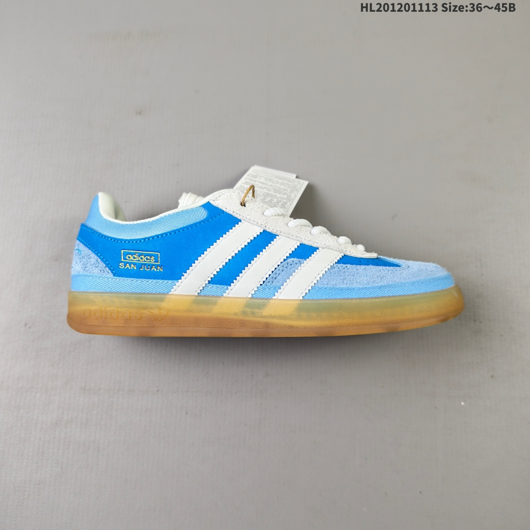 坏痞兔Bad Bunny x AD Gazelle Indoor Trainers 联名羚羊内训系列低帮复古百搭休闲运动德训风板鞋 BadBunny本人在杂志拍摄时率先上脚带一波节奏,emm,手上拿的杂志封面还是Kylie,看来前女友和布克重新约会,这位哥也还是没放下啊 回到鞋款本身,整体选择了简约的黑白皮革搭配浅灰色长绒麂皮材质,最后以半透明生胶大底收尾,质感在线.不同于以往联名的调色盘操作,Bad Bunny对Gazelle indoor进行了加宽加厚处理,以及鞋头变形的设计,带来全新的歪头面包鞋型Gazelle.此外,鞋款标签直接呈现在后跟处,鞋侧adidas标识下方还加入了"benito"字样,辨识度拉满. 货号:IF9735 2⁄3 371⁄3 38 382⁄3 391⁄3 40 402⁄3 411⁄3 42 422⁄3 431⁄3 44 45HL201201113 B