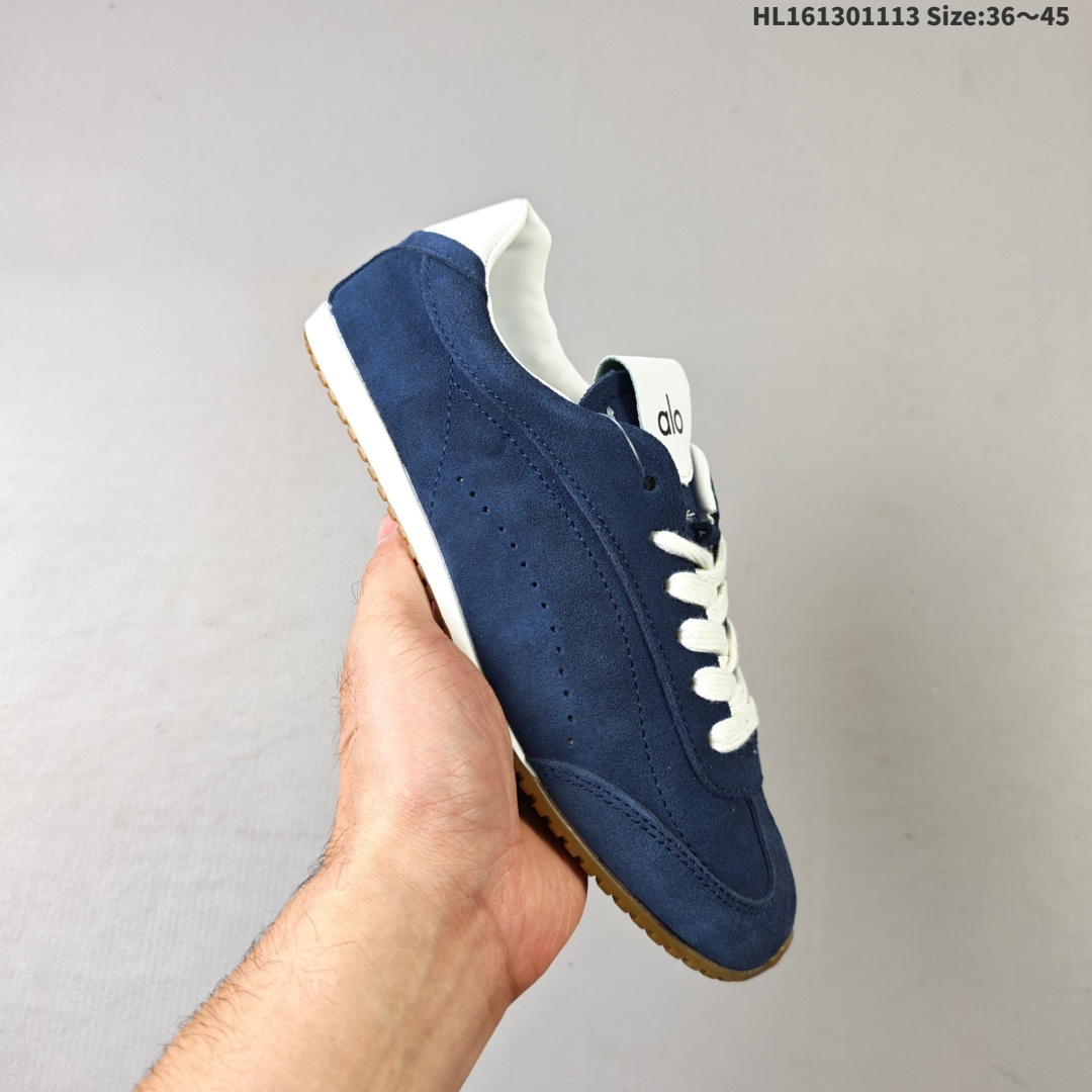 💰130
ALO YOGAALOSunset新款运动鞋绒面革低帮薄底休闲鞋简约风
采用柔软麂皮拼接透气内里，鞋底具备一定缓震性，适合日常通勤或周末出游。品牌目前主要面向亚洲市场，生产与设计团队位于韩国，注重细节打磨与季节性潮流趋势的结合。
鞋面是细腻的麂皮材质，摸起来柔软又有高级感，搭配浅咖色系特别百搭，鞋底有一定厚度但不笨重，踩下去有轻微的回弹感，像是脚底被轻轻托住。最打动我的是它的设计细节——后跟微微收窄的线条，让脚踝看起来更修长，搭配裙子或牛仔裤都很有氛围感。
lD:HL161301113 Size:36～45