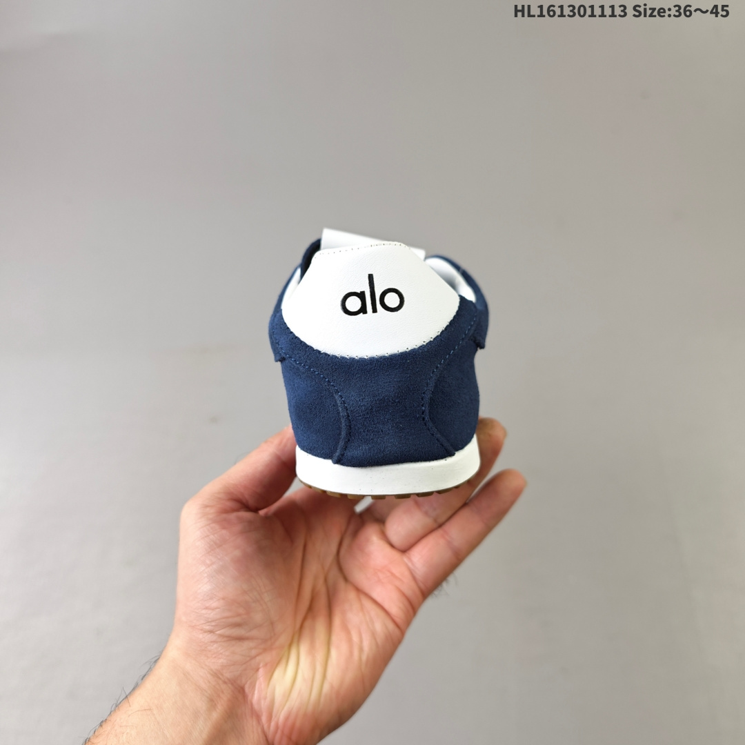 💰130
ALO YOGAALOSunset新款运动鞋绒面革低帮薄底休闲鞋简约风
采用柔软麂皮拼接透气内里，鞋底具备一定缓震性，适合日常通勤或周末出游。品牌目前主要面向亚洲市场，生产与设计团队位于韩国，注重细节打磨与季节性潮流趋势的结合。
鞋面是细腻的麂皮材质，摸起来柔软又有高级感，搭配浅咖色系特别百搭，鞋底有一定厚度但不笨重，踩下去有轻微的回弹感，像是脚底被轻轻托住。最打动我的是它的设计细节——后跟微微收窄的线条，让脚踝看起来更修长，搭配裙子或牛仔裤都很有氛围感。
lD:HL161301113 Size:36～45