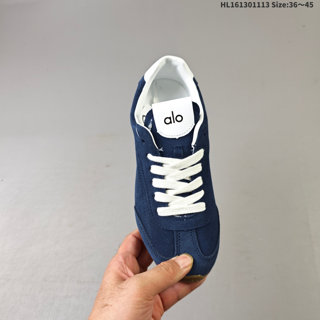💰130
ALO YOGAALOSunset新款运动鞋绒面革低帮薄底休闲鞋简约风
采用柔软麂皮拼接透气内里，鞋底具备一定缓震性，适合日常通勤或周末出游。品牌目前主要面向亚洲市场，生产与设计团队位于韩国，注重细节打磨与季节性潮流趋势的结合。
鞋面是细腻的麂皮材质，摸起来柔软又有高级感，搭配浅咖色系特别百搭，鞋底有一定厚度但不笨重，踩下去有轻微的回弹感，像是脚底被轻轻托住。最打动我的是它的设计细节——后跟微微收窄的线条，让脚踝看起来更修长，搭配裙子或牛仔裤都很有氛围感。
lD:HL161301113 Size:36～45
