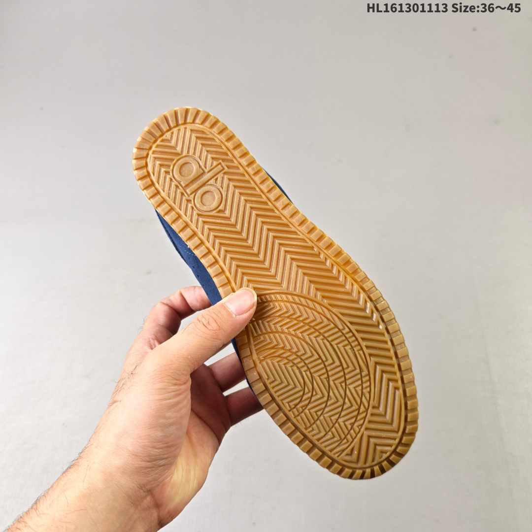 💰130
ALO YOGAALOSunset新款运动鞋绒面革低帮薄底休闲鞋简约风
采用柔软麂皮拼接透气内里，鞋底具备一定缓震性，适合日常通勤或周末出游。品牌目前主要面向亚洲市场，生产与设计团队位于韩国，注重细节打磨与季节性潮流趋势的结合。
鞋面是细腻的麂皮材质，摸起来柔软又有高级感，搭配浅咖色系特别百搭，鞋底有一定厚度但不笨重，踩下去有轻微的回弹感，像是脚底被轻轻托住。最打动我的是它的设计细节——后跟微微收窄的线条，让脚踝看起来更修长，搭配裙子或牛仔裤都很有氛围感。
lD:HL161301113 Size:36～45