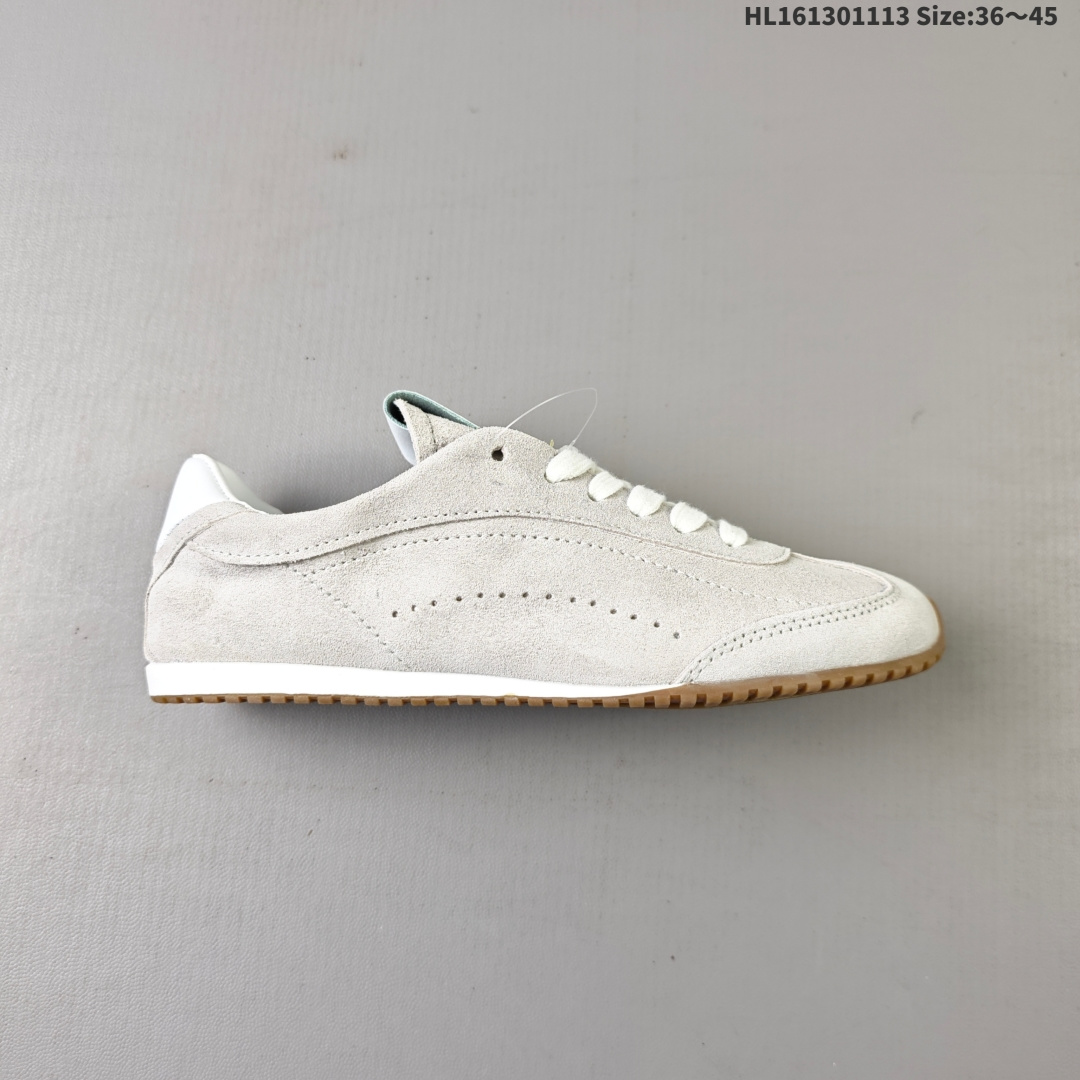 💰130
ALO YOGAALOSunset新款运动鞋绒面革低帮薄底休闲鞋简约风
采用柔软麂皮拼接透气内里，鞋底具备一定缓震性，适合日常通勤或周末出游。品牌目前主要面向亚洲市场，生产与设计团队位于韩国，注重细节打磨与季节性潮流趋势的结合。
鞋面是细腻的麂皮材质，摸起来柔软又有高级感，搭配浅咖色系特别百搭，鞋底有一定厚度但不笨重，踩下去有轻微的回弹感，像是脚底被轻轻托住。最打动我的是它的设计细节——后跟微微收窄的线条，让脚踝看起来更修长，搭配裙子或牛仔裤都很有氛围感。
lD:HL161301113 Size:36～45