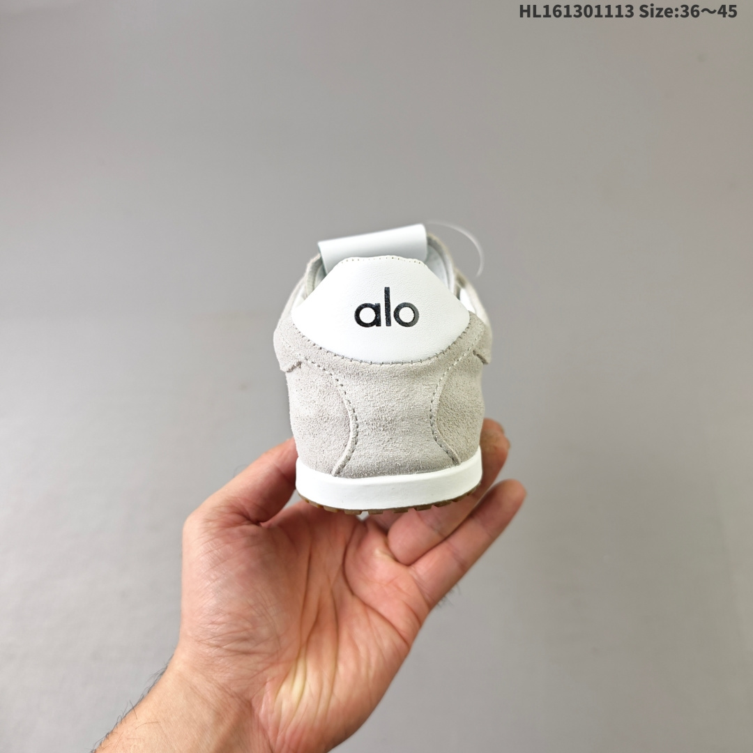 💰130
ALO YOGAALOSunset新款运动鞋绒面革低帮薄底休闲鞋简约风
采用柔软麂皮拼接透气内里，鞋底具备一定缓震性，适合日常通勤或周末出游。品牌目前主要面向亚洲市场，生产与设计团队位于韩国，注重细节打磨与季节性潮流趋势的结合。
鞋面是细腻的麂皮材质，摸起来柔软又有高级感，搭配浅咖色系特别百搭，鞋底有一定厚度但不笨重，踩下去有轻微的回弹感，像是脚底被轻轻托住。最打动我的是它的设计细节——后跟微微收窄的线条，让脚踝看起来更修长，搭配裙子或牛仔裤都很有氛围感。
lD:HL161301113 Size:36～45