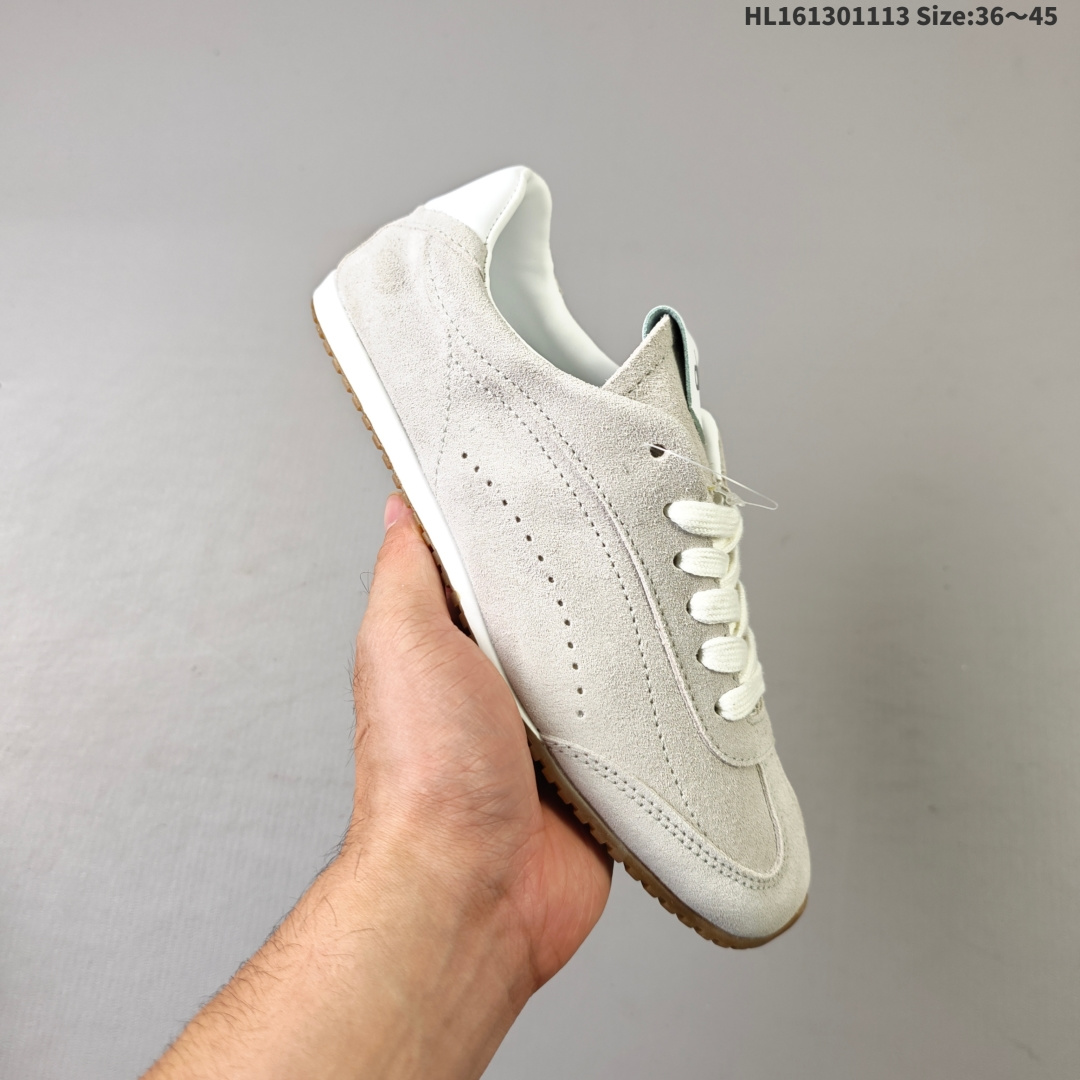 💰130
ALO YOGAALOSunset新款运动鞋绒面革低帮薄底休闲鞋简约风
采用柔软麂皮拼接透气内里，鞋底具备一定缓震性，适合日常通勤或周末出游。品牌目前主要面向亚洲市场，生产与设计团队位于韩国，注重细节打磨与季节性潮流趋势的结合。
鞋面是细腻的麂皮材质，摸起来柔软又有高级感，搭配浅咖色系特别百搭，鞋底有一定厚度但不笨重，踩下去有轻微的回弹感，像是脚底被轻轻托住。最打动我的是它的设计细节——后跟微微收窄的线条，让脚踝看起来更修长，搭配裙子或牛仔裤都很有氛围感。
lD:HL161301113 Size:36～45