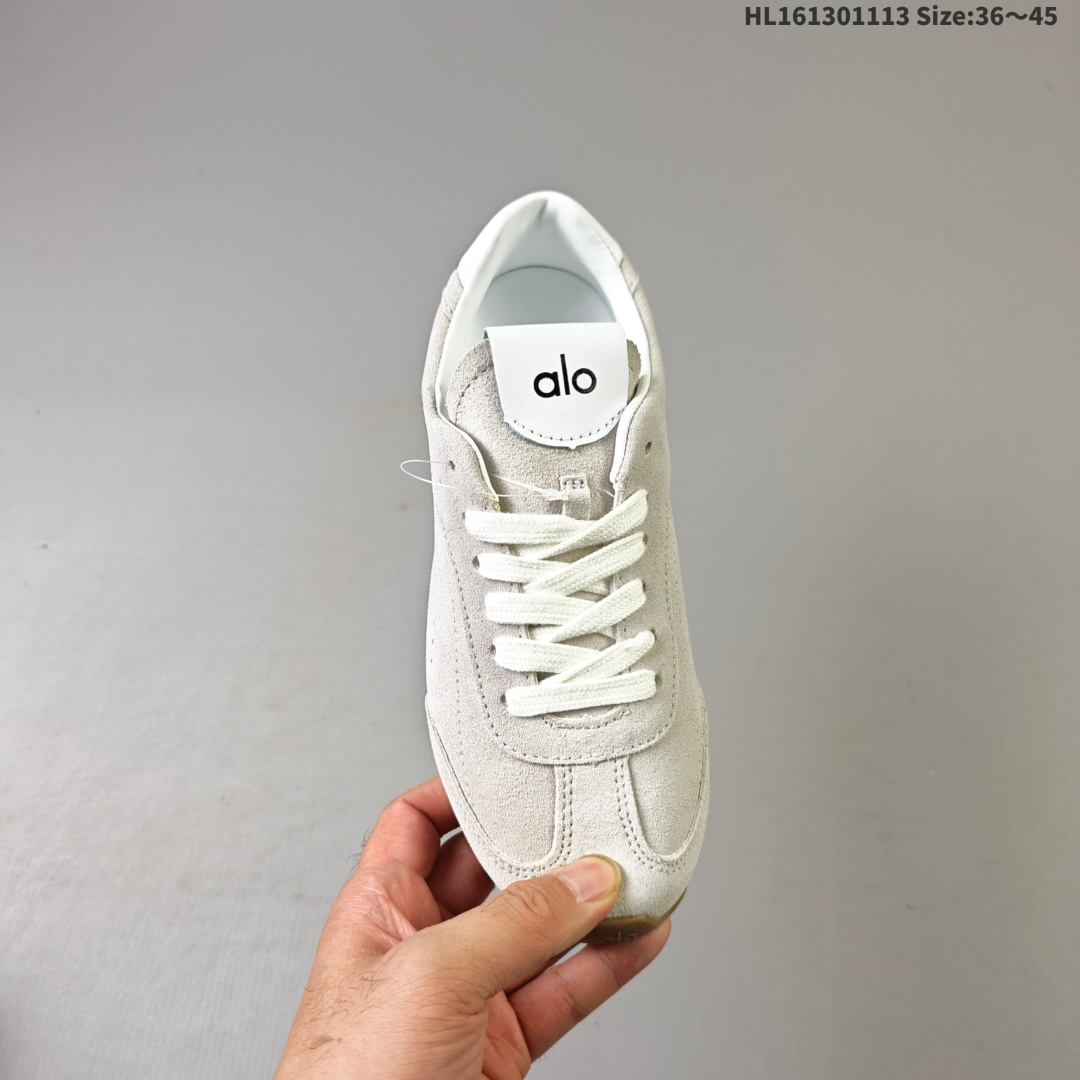 💰130
ALO YOGAALOSunset新款运动鞋绒面革低帮薄底休闲鞋简约风
采用柔软麂皮拼接透气内里，鞋底具备一定缓震性，适合日常通勤或周末出游。品牌目前主要面向亚洲市场，生产与设计团队位于韩国，注重细节打磨与季节性潮流趋势的结合。
鞋面是细腻的麂皮材质，摸起来柔软又有高级感，搭配浅咖色系特别百搭，鞋底有一定厚度但不笨重，踩下去有轻微的回弹感，像是脚底被轻轻托住。最打动我的是它的设计细节——后跟微微收窄的线条，让脚踝看起来更修长，搭配裙子或牛仔裤都很有氛围感。
lD:HL161301113 Size:36～45