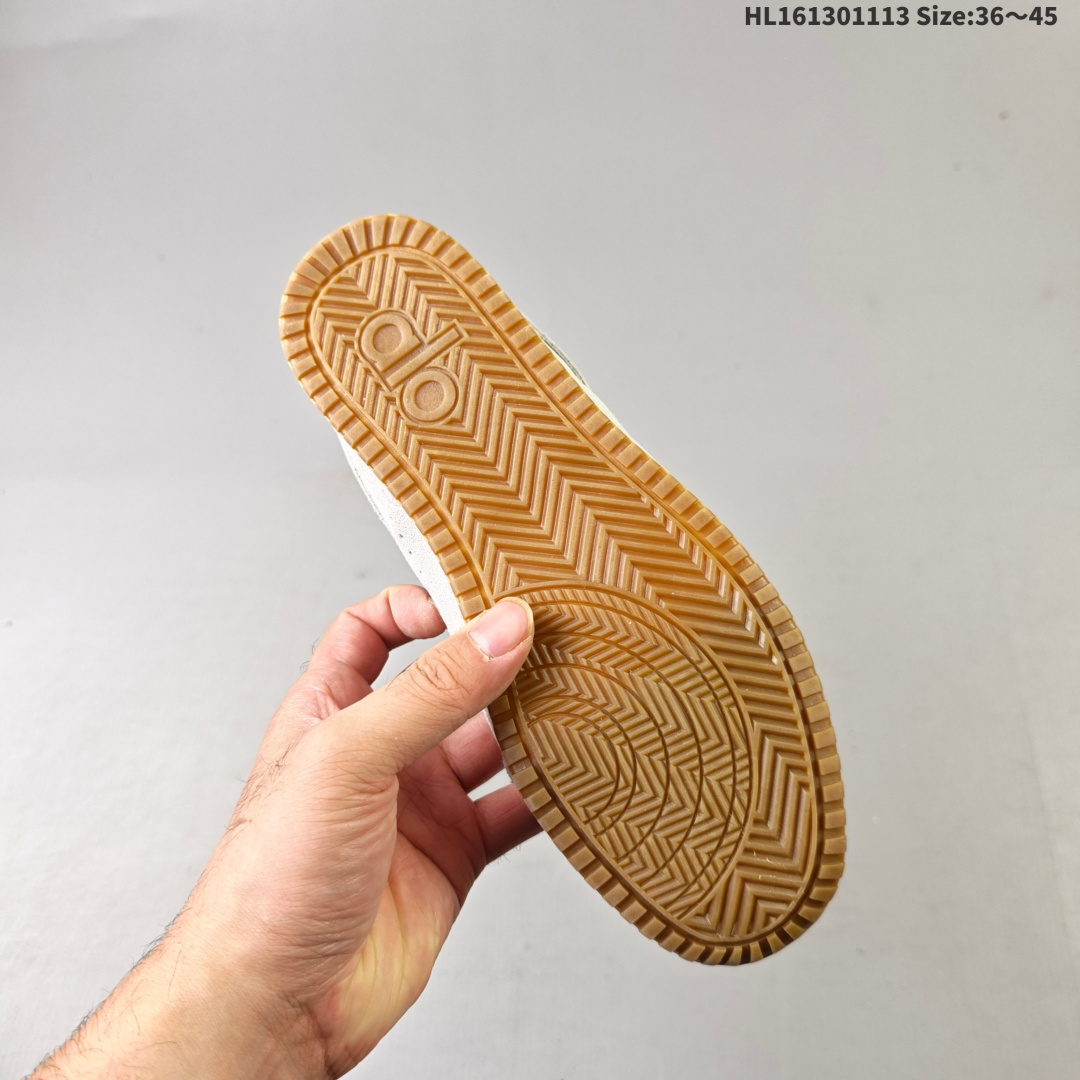 💰130
ALO YOGAALOSunset新款运动鞋绒面革低帮薄底休闲鞋简约风
采用柔软麂皮拼接透气内里，鞋底具备一定缓震性，适合日常通勤或周末出游。品牌目前主要面向亚洲市场，生产与设计团队位于韩国，注重细节打磨与季节性潮流趋势的结合。
鞋面是细腻的麂皮材质，摸起来柔软又有高级感，搭配浅咖色系特别百搭，鞋底有一定厚度但不笨重，踩下去有轻微的回弹感，像是脚底被轻轻托住。最打动我的是它的设计细节——后跟微微收窄的线条，让脚踝看起来更修长，搭配裙子或牛仔裤都很有氛围感。
lD:HL161301113 Size:36～45