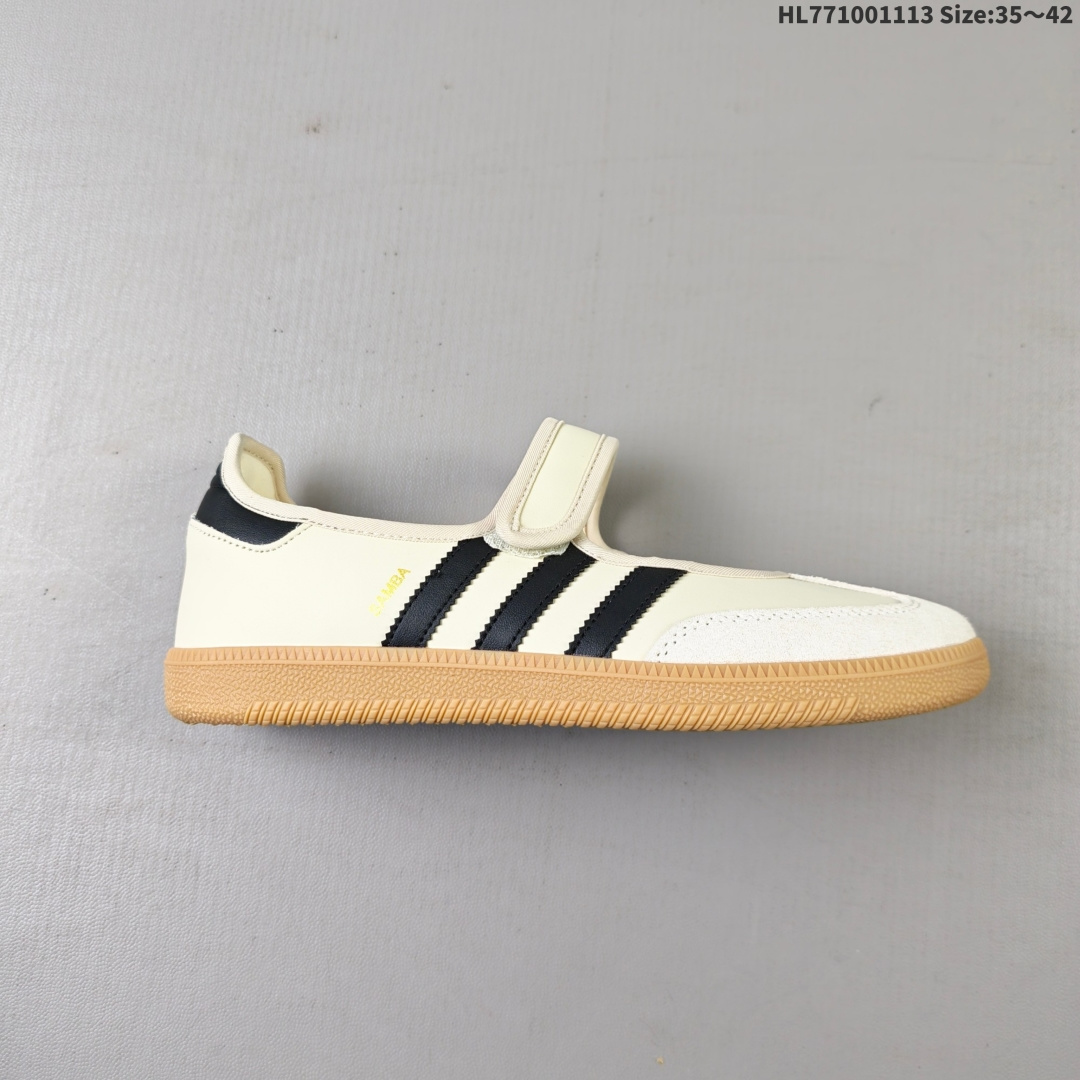 Adidas Samba Janes阿迪达斯玛丽珍款红色板鞋懒人一脚蹬运动鞋 Adidas Samba Janes采用皮革材质,Adidas Samba Janes的设计融合了经典与现代元素.它采用了玛丽珍鞋的特色设计,如鞋面上的扣带和环扣装饰,同时保留了Samba鞋的经典三道杠设计和橡胶大底.这款鞋的鞋型修长,中足偏窄,整体贴合感强,适合标准脚型和宽脚型的人群 货号:JR7338HL771001113
