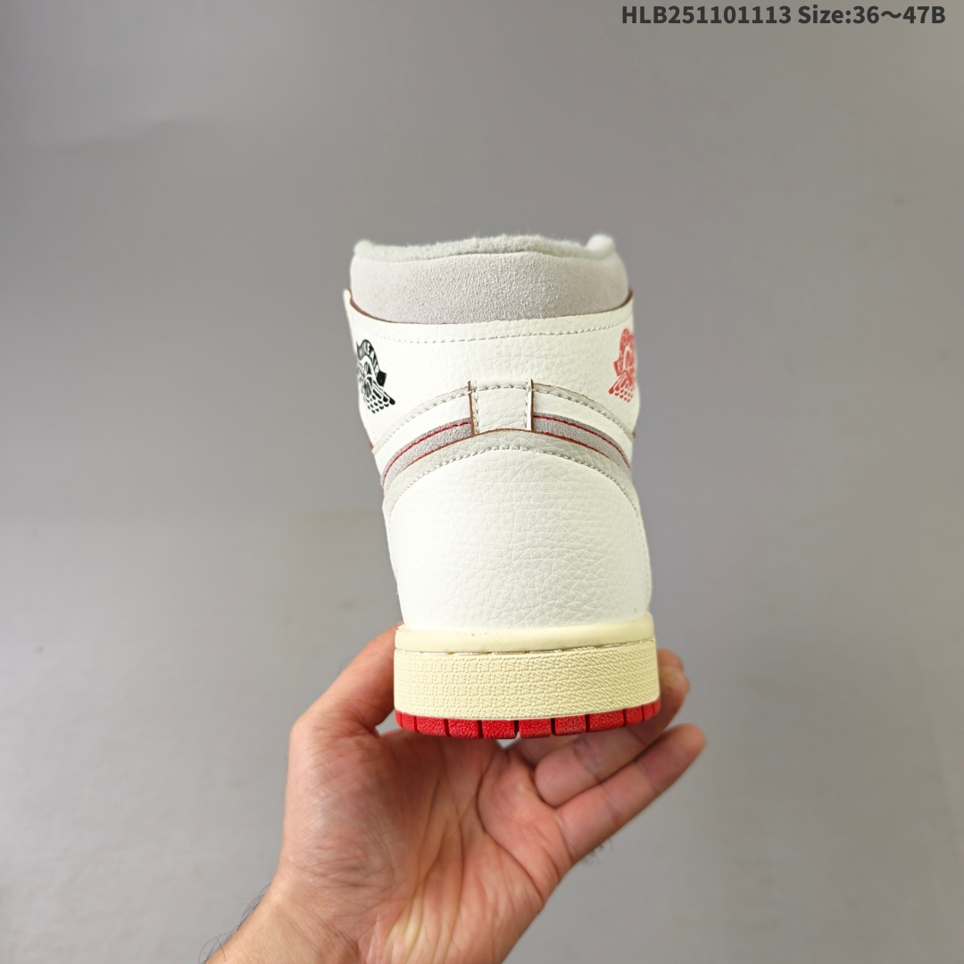 💰110
Air Jordan 1 High OG Rare Air "Cinnabar" 高帮 朱砂红 AJ1 乔丹1代 aj1 乔1 高邦 朱砂红 乔丹篮球鞋系列 将传统与现代设计融为一体，非常适合收藏家和新爱好者。鞋面采用优质皮革精心制作，展现出帆白和Light Bone色调的精致组合。这些柔和的中性色调让大胆的点缀脱颖而出，尤其是突出运动鞋的朱砂红。这种充满活力的红黑色鸳鸯装饰着标志性的Wings Logo标志，追踪Swoosh Logo标志，覆盖橡胶外底，并以渐变形式出现在鞋带上，鞋舌标签以醒目的蓝色为特色并点缀红色Nike Swoosh Logo，而做旧氧化中底则为设计锦上添花，提供干净而有凝聚力的外观。
货号：DB4612-100HLB251101113 Size:36～47B