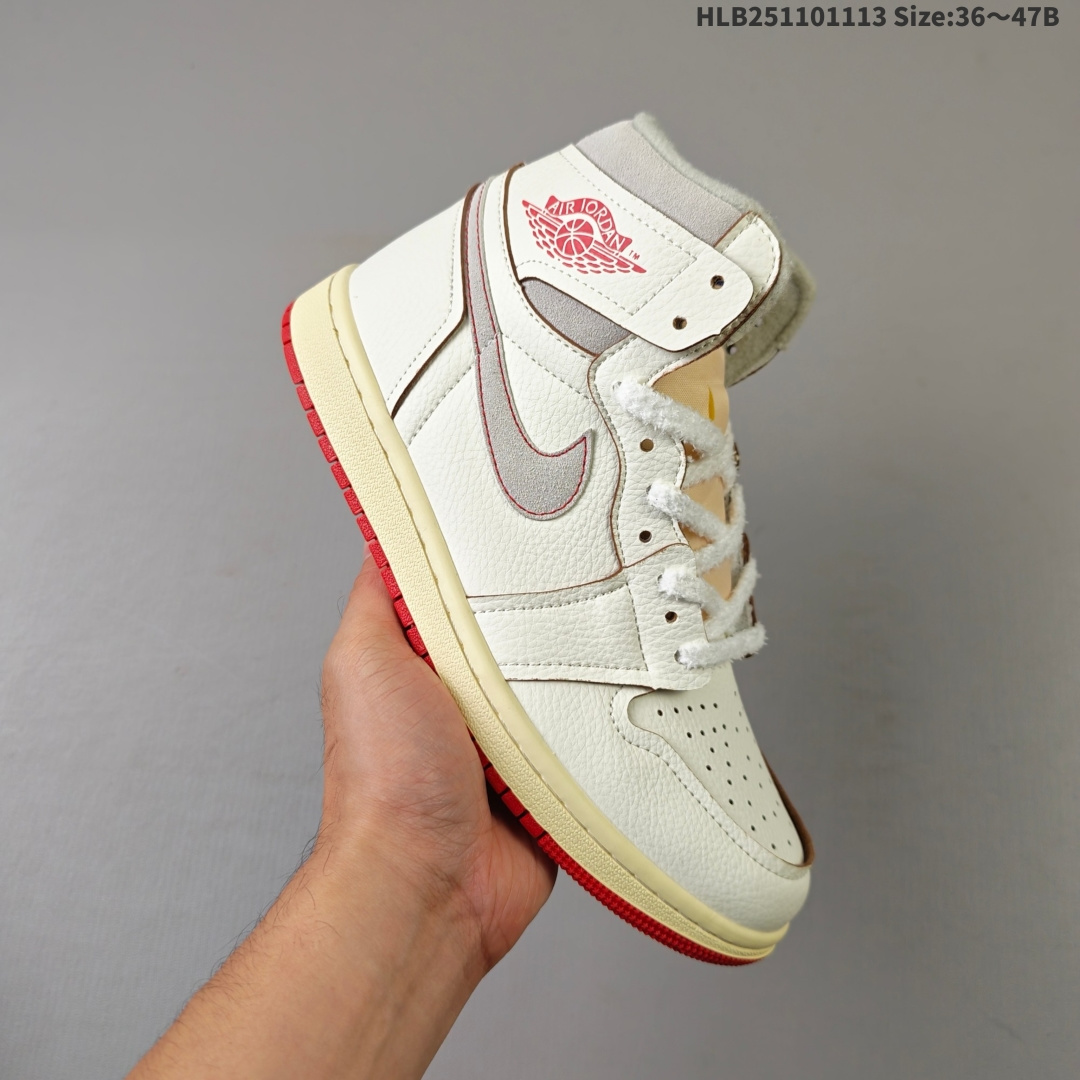 💰110 Air Jordan 1 High OG Rare Air "Cinnabar" 高帮 朱砂红 AJ1 乔丹1代 aj1 乔1 高邦 朱砂红 乔丹篮球鞋系列 将传统与现代设计融为一体，非常适合收藏家和新爱好者。鞋面采用优质皮革精心制作，展现出帆白和Light Bone色调的精致组合。这些柔和的中性色调让大胆的点缀脱颖而出，尤其是突出运动鞋的朱砂红。这种充满活力的红黑色鸳鸯装饰着标志性的Wings Logo标志，追踪Swoosh Logo标志，覆盖橡胶外底，并以渐变形式出现在鞋带上，鞋舌标签以醒目的蓝色为特色并点缀红色Nike Swoosh Logo，而做旧氧化中底则为设计锦上添花，提供干净而有凝聚力的外观。 货号：DB4612-100HLB251101113 Size:36～47B