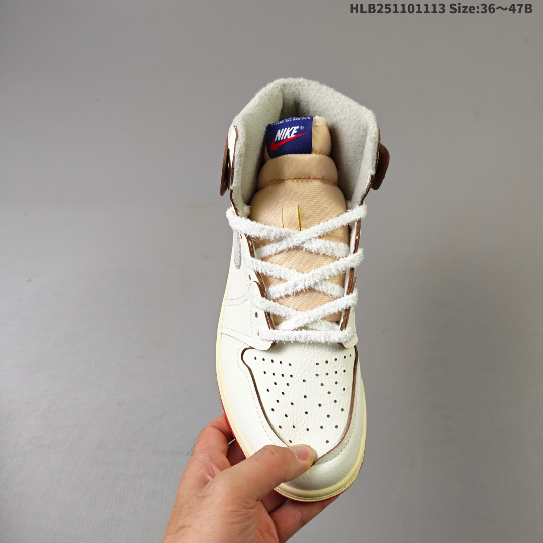 💰110 Air Jordan 1 High OG Rare Air "Cinnabar" 高帮 朱砂红 AJ1 乔丹1代 aj1 乔1 高邦 朱砂红 乔丹篮球鞋系列 将传统与现代设计融为一体，非常适合收藏家和新爱好者。鞋面采用优质皮革精心制作，展现出帆白和Light Bone色调的精致组合。这些柔和的中性色调让大胆的点缀脱颖而出，尤其是突出运动鞋的朱砂红。这种充满活力的红黑色鸳鸯装饰着标志性的Wings Logo标志，追踪Swoosh Logo标志，覆盖橡胶外底，并以渐变形式出现在鞋带上，鞋舌标签以醒目的蓝色为特色并点缀红色Nike Swoosh Logo，而做旧氧化中底则为设计锦上添花，提供干净而有凝聚力的外观。 货号：DB4612-100HLB251101113 Size:36～47B