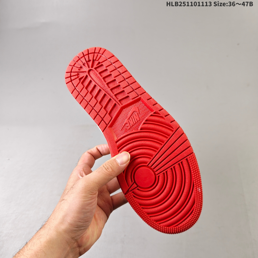 💰110
Air Jordan 1 High OG Rare Air "Cinnabar" 高帮 朱砂红 AJ1 乔丹1代 aj1 乔1 高邦 朱砂红 乔丹篮球鞋系列 将传统与现代设计融为一体，非常适合收藏家和新爱好者。鞋面采用优质皮革精心制作，展现出帆白和Light Bone色调的精致组合。这些柔和的中性色调让大胆的点缀脱颖而出，尤其是突出运动鞋的朱砂红。这种充满活力的红黑色鸳鸯装饰着标志性的Wings Logo标志，追踪Swoosh Logo标志，覆盖橡胶外底，并以渐变形式出现在鞋带上，鞋舌标签以醒目的蓝色为特色并点缀红色Nike Swoosh Logo，而做旧氧化中底则为设计锦上添花，提供干净而有凝聚力的外观。
货号：DB4612-100HLB251101113 Size:36～47B