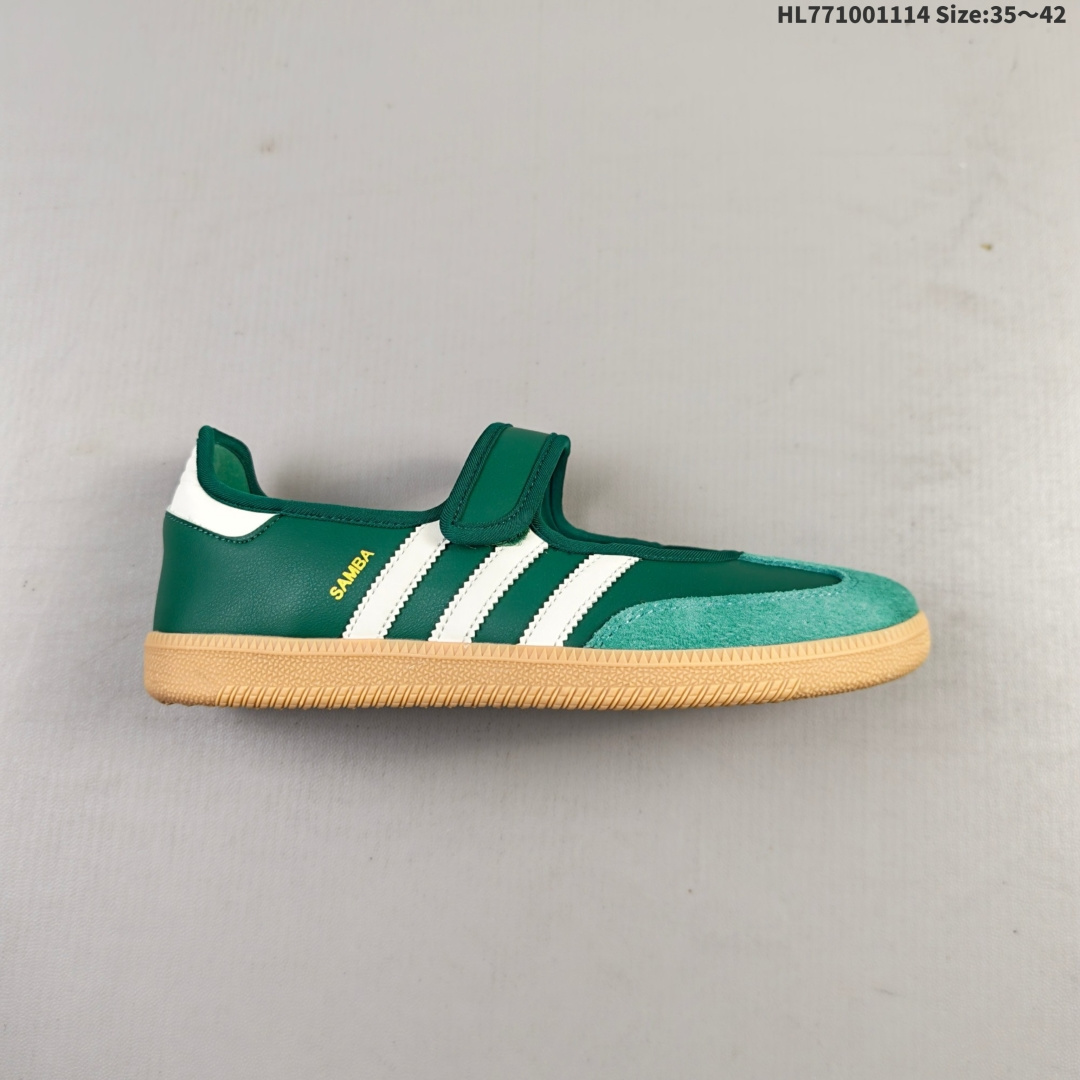 Adidas Samba Jane‘s 阿迪达斯玛丽珍款板鞋懒人一脚蹬运动鞋 Adidas Samba Janes采用皮革材质,Adidas Samba Janes的设计融合了经典与现代元素.它采用了玛丽珍鞋的特色设计,如鞋面上的扣带和环扣装饰,同时保留了Samba鞋的经典三道杠设计和橡胶大底.这款鞋的鞋型修长,中足偏窄,整体贴合感强,适合标准脚型和宽脚型的人群 货号:JR7340 编码:HL771001114 0
