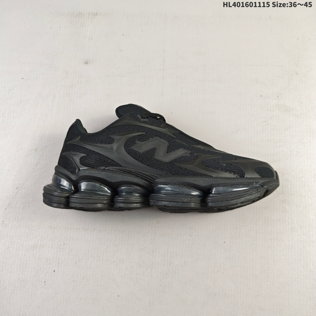 New Balance 2000 NB2000 新百伦2000 纽巴伦2000 低帮 纯白色 男女同款 舒适百搭防滑耐磨低邦休闲跑步鞋 以其独特的设计和出色的舒适度备受青睐;这款鞋子采用轻盈透气的网面材质,确保双脚在穿着时保持干爽;鞋身搭配简约的线条设计,既时尚又不失低调;鞋面线条设计精巧,层次感十足,既融入了现代时尚元素,又保留了经典韵味.细节方面,鞋舌和鞋侧均印有New Balance的经典Logos,彰显品牌魅力.极具视觉冲击力的5根ABZORBL缓震科技更是一大亮点,以及无缝鞋面的设计,加上3M反光材质的装饰,能够高效吸收行走时产生的冲击力,即便长时间穿着也能保持舒适,真正做到了将时尚与功能性完美融合. 货号:U200076U 编码:HL401601115