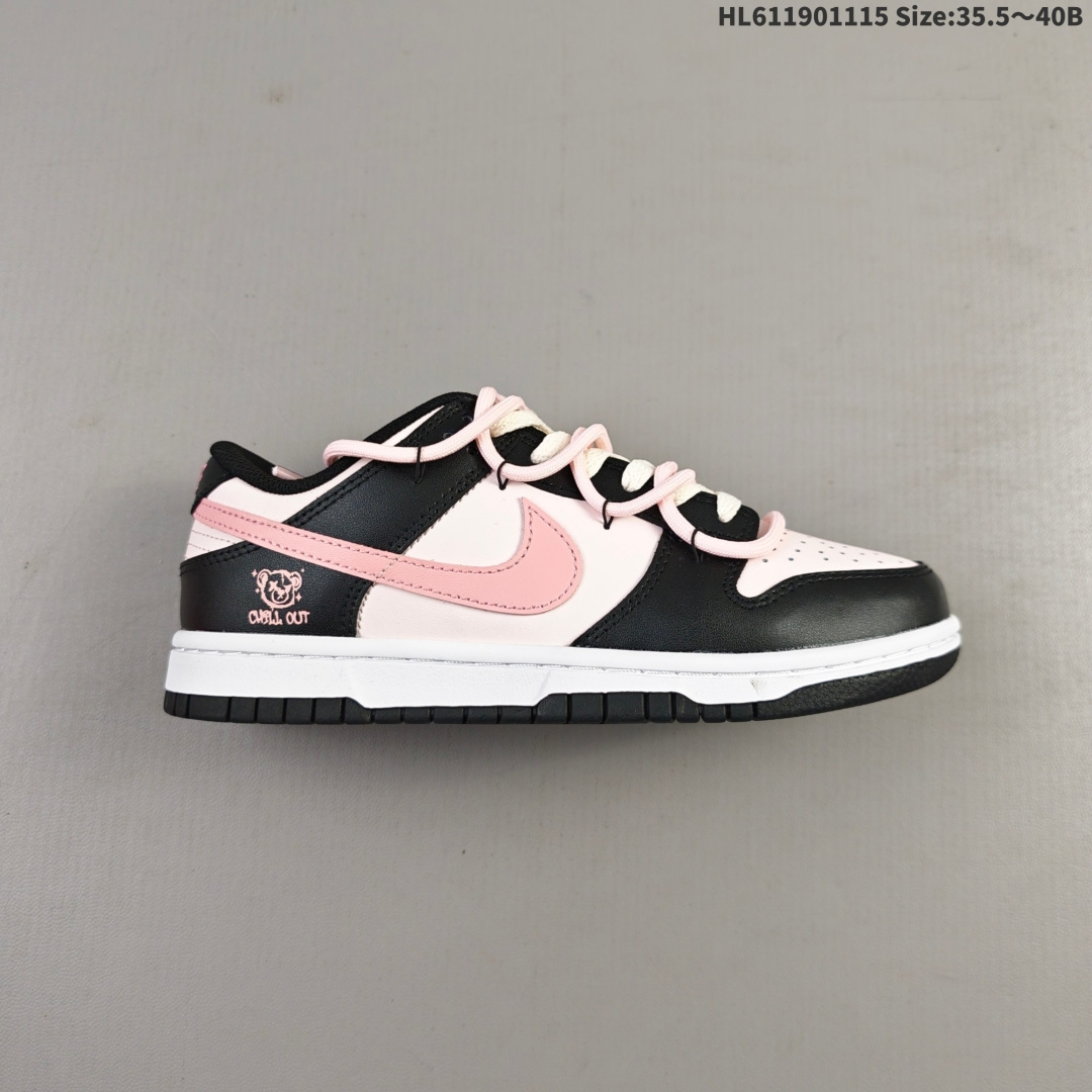 💰190
耐克 Nike sb Dunk Low Retro 运动鞋复古板鞋，作为 80 年代经典篮球鞋款，起初专为硬木球场打造，后来成为席卷街头的时尚标杆，现以经典细节和复古篮球风范再次归来。皮革与合成材质组合鞋面，经久耐穿，柔软非凡。泡绵中底，缔造轻盈回弹的缓震效果，橡胶外底搭配圆形支点设计，铸就非凡抓地力，尽显经典风范。从篮板到滑板，Nike Dunk 的影响力毋庸置疑。尽管 1985 年以篮球鞋形式亮相，但其平整而具有抓附力的鞋底闯入了滑板运动员的视野，堪称滑板鞋的理想之选。几十年来，Dunk 不断直击全球各地滑板手的灵魂，推出不计其数的配色方案，追求创造力和功能性兼得的理想境界，彰显亚文化风采。
货号：DD1503 101
编码：HL611901115 Size:35.5～40B