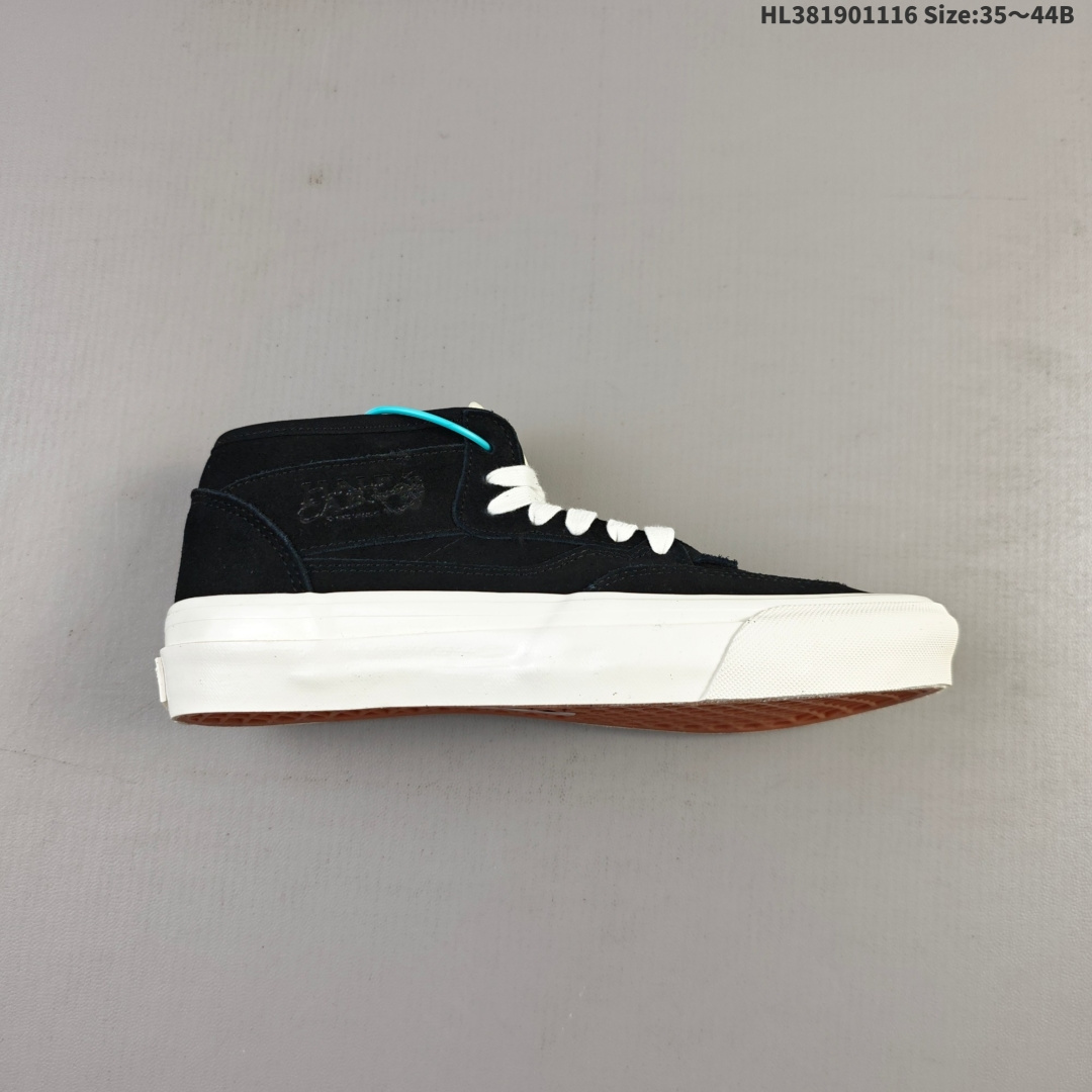 💰190 
万斯JJJJoundX0TWby Vans Half Cab最新联名 JJJJound与Vans旗下支线OTWby Vans全新联名系列正式登场。双方此次以Half Cab鞋款为基础，带来Black/Off-White和Burqundy/Off-White两款配色。
JJJJound x OTW by Vans Half Cab最新联名系HL381901116 Size:35～44B