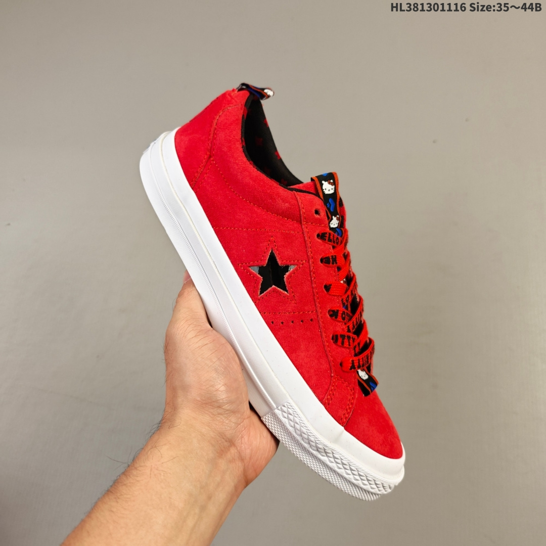 集合💰130 男女鞋真标硫化工艺#双层围条夹布防开胶工艺#OrthoLite欧索莱缓冲环保去臭鞋垫组合聚氨酯硅蓝PU减震❗萌到犯规,携手日本知名卡通 IP凯蒂猫《Hello Kitty》 x Converse One Star Suede Low"Prism Pink"一星古着系列经典低帮复古休闲百搭硫化板鞋“联名浅粉红凯蒂猫”362941C
尺码:35 36 36.5 37 37.5 38 39 39.5 40 41 41.5 42 42.5 43 44
主要以 Hello Kitty 形象搭配标志性粉色,鞋头处的小蝴蝶结、星星两侧的猫胡须这样的小细节更是可爱到犯规。Hello Kitty不注视你,反而像猫星人般好奇的凝望着街头上的人。HL381301116 Size:35~44B