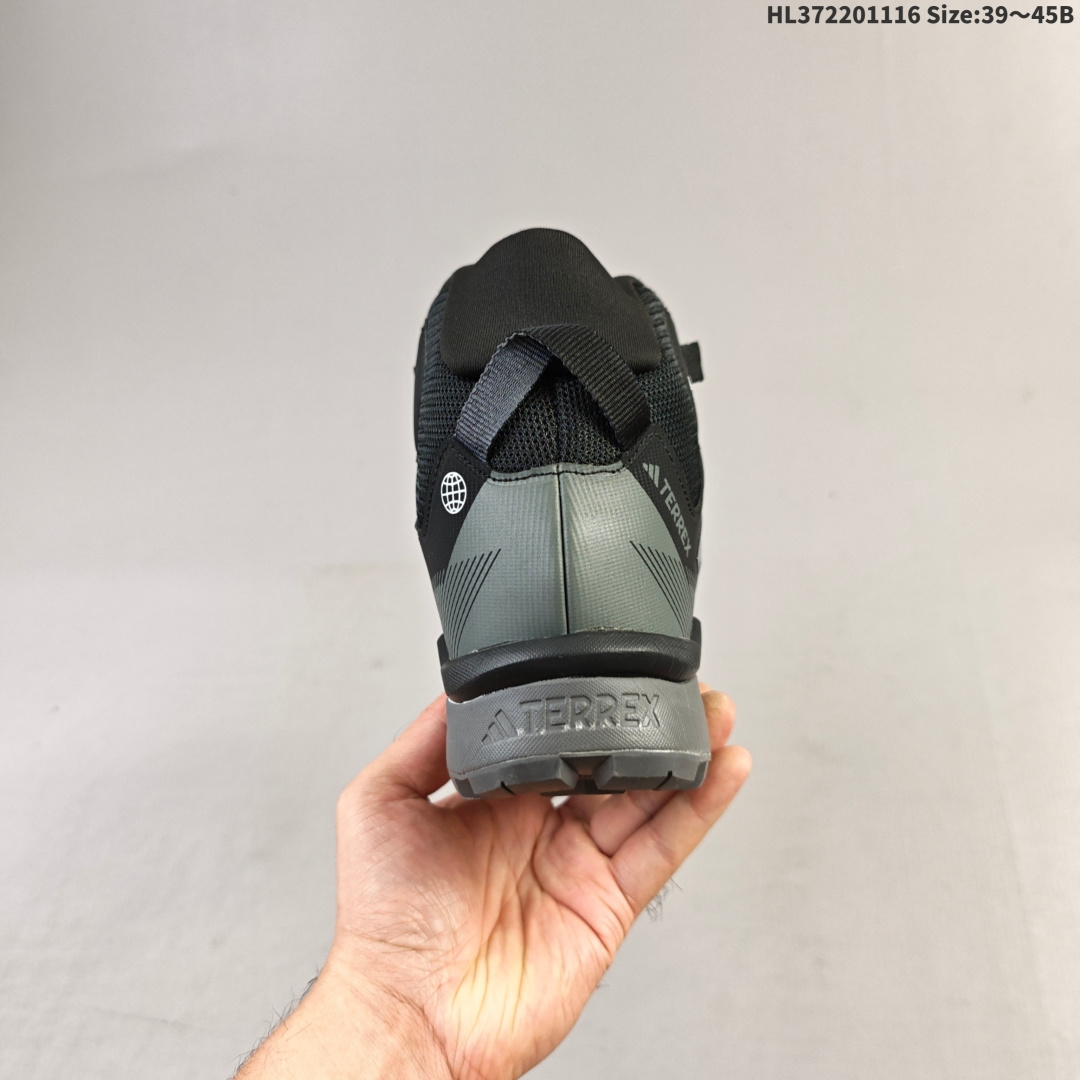 💰220
公司级✅Adidas阿迪达斯TERREX SKYCHASER AX5 TECH MID新款男女运动中帮登山缓震徒步鞋
以GORE-TEX科技与CLIMAWARM+暖风科技为核心，搭配马牌橡胶外底与LIGHTMOTION技术，专为寒冷潮湿环境设计，堪称冬季户外运动的“全能通行证”。
CLIMAWARM+暖风科技则通过Primaloft®隔层与立体织法构建“热循环系统”。中空纤维结构可储存静止空气，配合鞋舌与鞋口的加厚设计，形成封闭式保暖空间，有效阻隔外界冷空气侵入。
货号:GV9033
尺码:39 40 40.5 41 42 42.5 43 44 45
lD：HL372201116 Size:39～45B