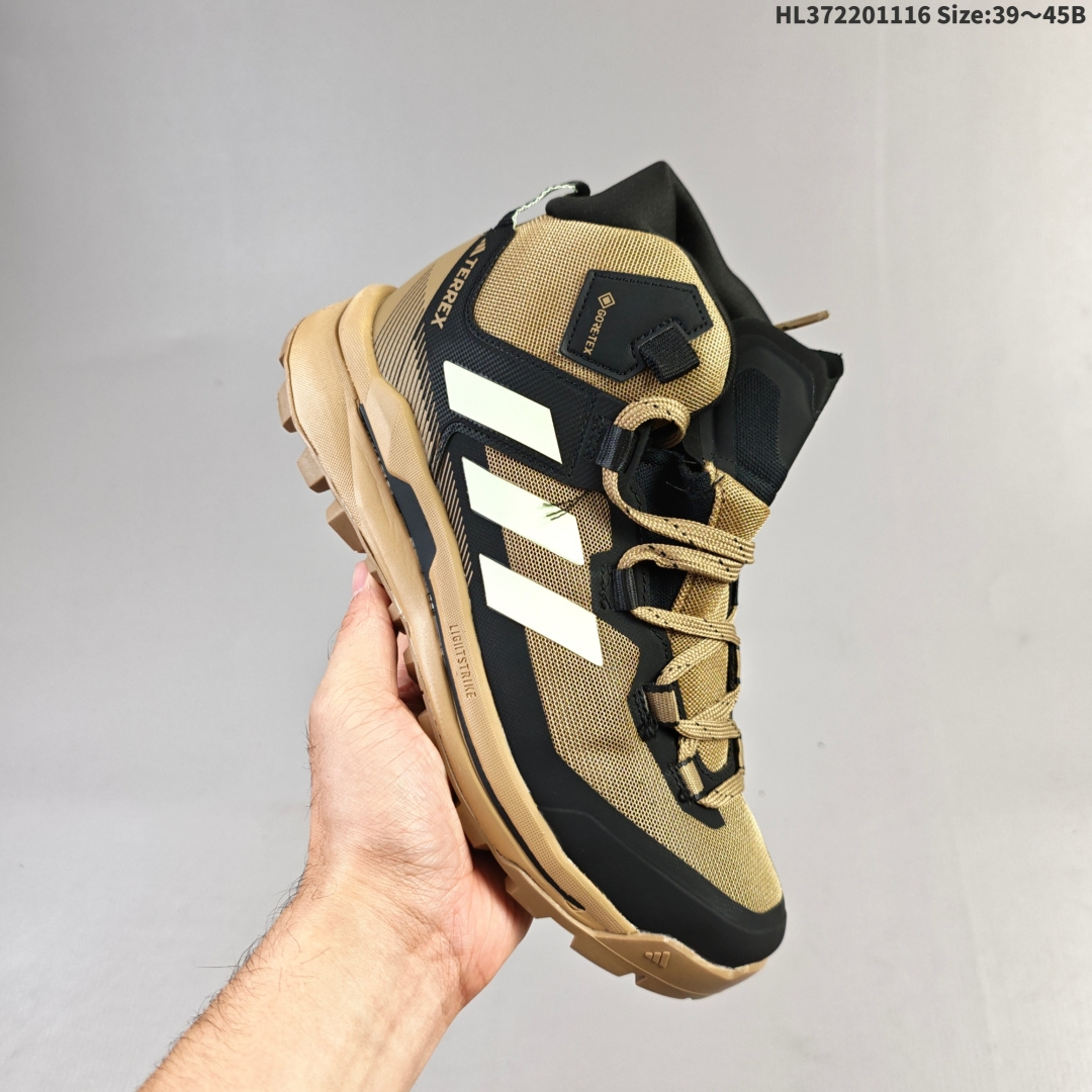 集合💰220 公司级✅Adidas阿迪达斯TERREX SKYCHASER AX5 TECH MID新款男女运动中帮登山缓震徒步鞋 以GORE-TEX科技与CLIMAWARM+暖风科技为核心，搭配马牌橡胶外底与LIGHTMOTION技术，专为寒冷潮湿环境设计，堪称冬季户外运动的“全能通行证”。 CLIMAWARM+暖风科技则通过Primaloft®隔层与立体织法构建“热循环系统”。中空纤维结构可储存静止空气，配合鞋舌与鞋口的加厚设计，形成封闭式保暖空间，有效阻隔外界冷空气侵入。 货号:GV9033 尺码:39 40 40.5 41 42 42.5 43 44 45 lD：HL372201116 Size:39～45B