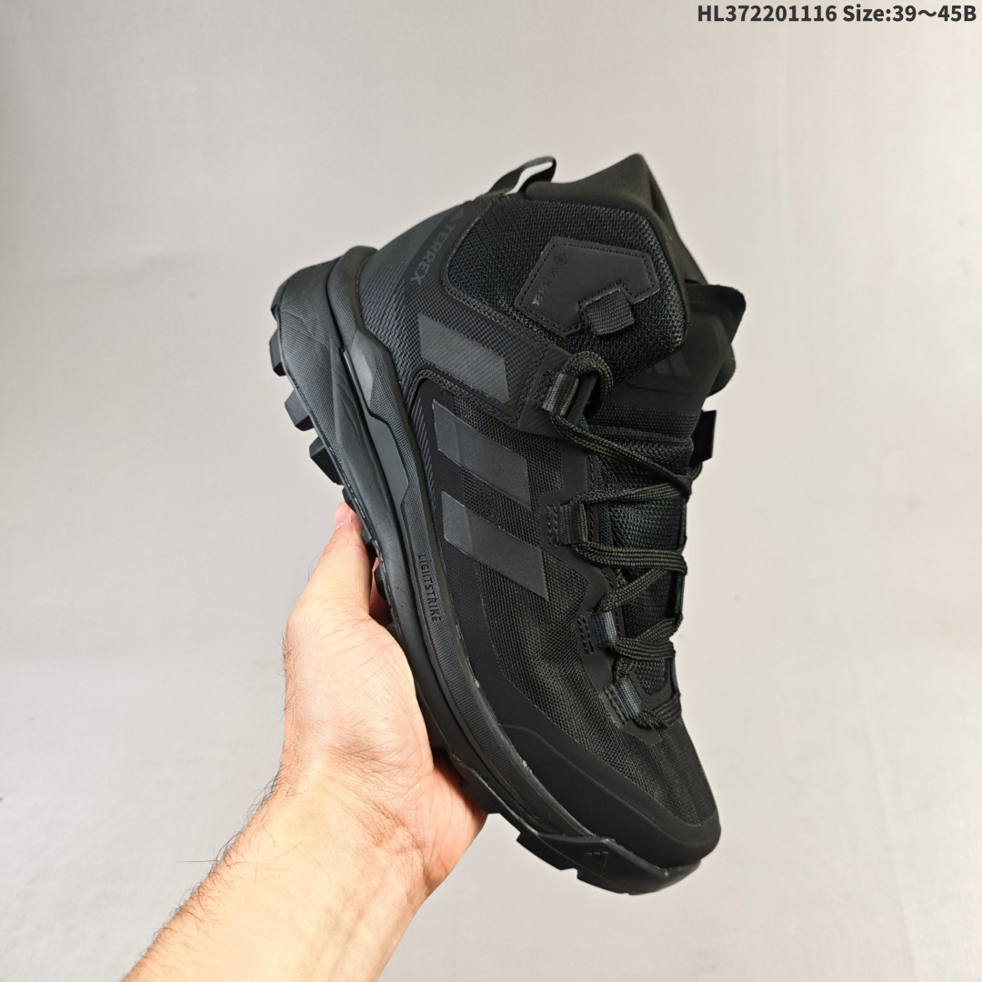集合💰220 公司级✅Adidas阿迪达斯TERREX SKYCHASER AX5 TECH MID新款男女运动中帮登山缓震徒步鞋 以GORE-TEX科技与CLIMAWARM+暖风科技为核心，搭配马牌橡胶外底与LIGHTMOTION技术，专为寒冷潮湿环境设计，堪称冬季户外运动的“全能通行证”。 CLIMAWARM+暖风科技则通过Primaloft®隔层与立体织法构建“热循环系统”。中空纤维结构可储存静止空气，配合鞋舌与鞋口的加厚设计，形成封闭式保暖空间，有效阻隔外界冷空气侵入。 货号:GV9033 尺码:39 40 40.5 41 42 42.5 43 44 45 lD：HL372201116 Size:39～45B