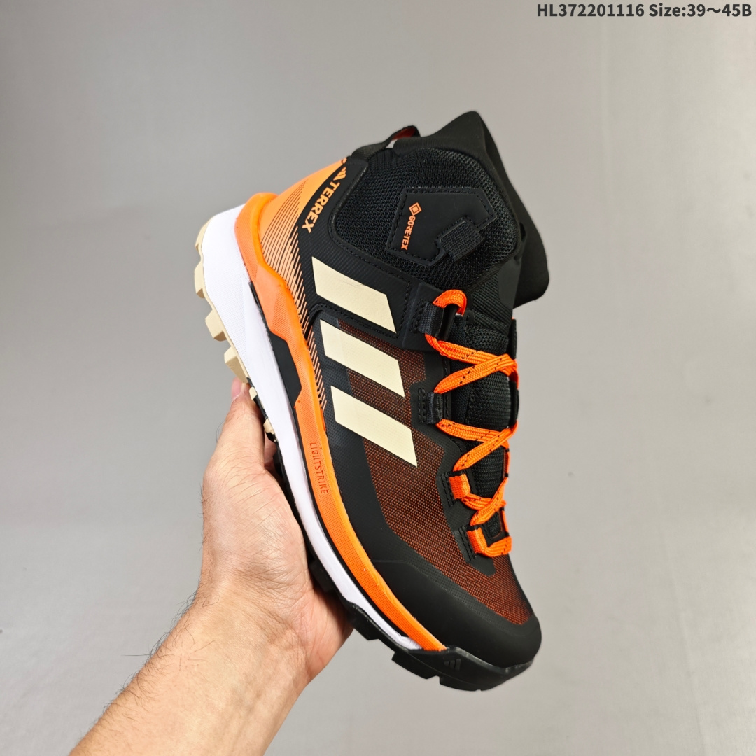 集合💰220 公司级✅Adidas阿迪达斯TERREX SKYCHASER AX5 TECH MID新款男女运动中帮登山缓震徒步鞋 以GORE-TEX科技与CLIMAWARM+暖风科技为核心，搭配马牌橡胶外底与LIGHTMOTION技术，专为寒冷潮湿环境设计，堪称冬季户外运动的“全能通行证”。 CLIMAWARM+暖风科技则通过Primaloft®隔层与立体织法构建“热循环系统”。中空纤维结构可储存静止空气，配合鞋舌与鞋口的加厚设计，形成封闭式保暖空间，有效阻隔外界冷空气侵入。 货号:GV9033 尺码:39 40 40.5 41 42 42.5 43 44 45 lD：HL372201116 Size:39～45B