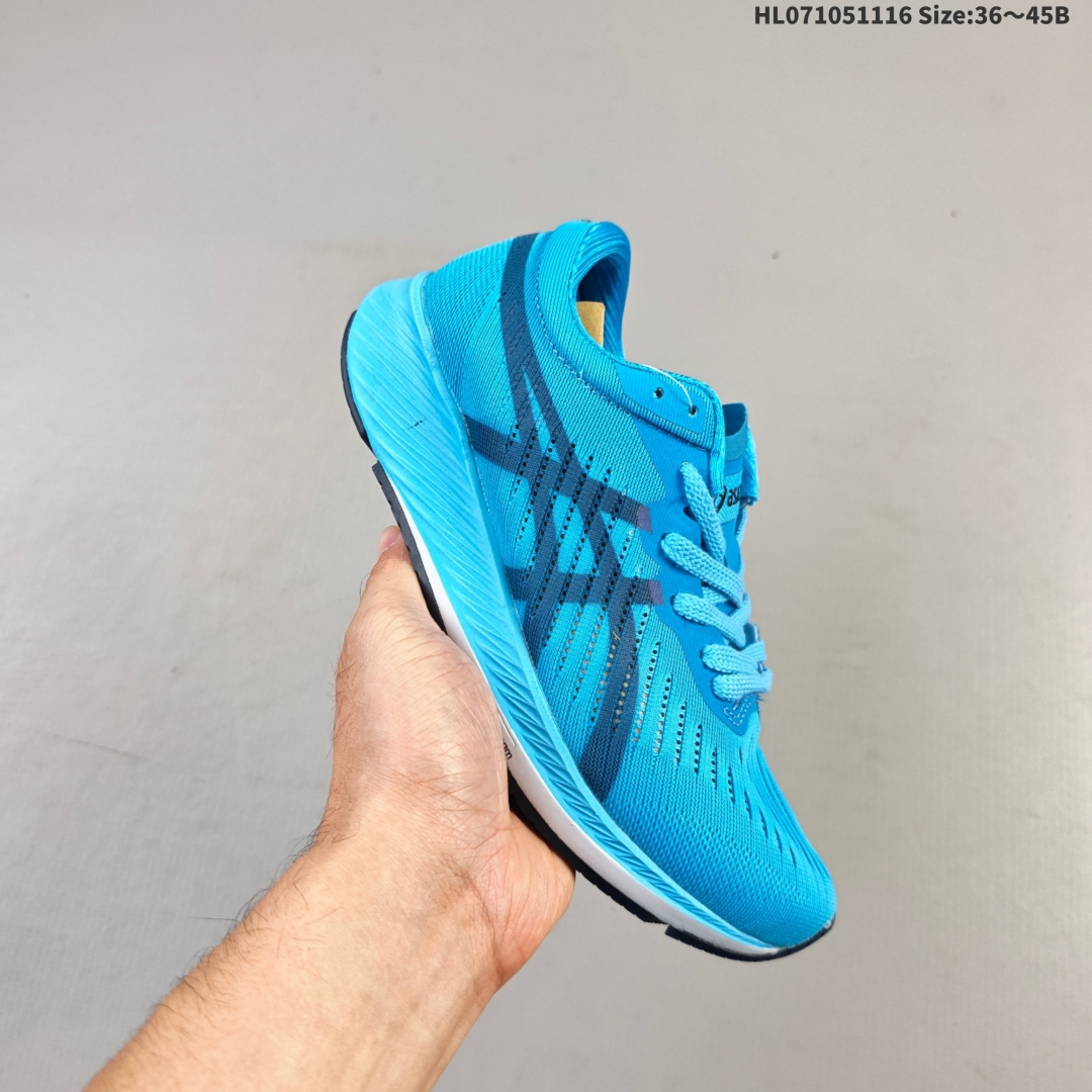 集合💰105 ASICS亚瑟士METARACER TOKYO 碳板马拉松竞速跑步男女轻便跑步鞋网面透气缓震耐磨运动鞋。METARACER是目前所有亚瑟士竞速跑鞋里，弹性最出色的，没有之一；中底依然是使用多年的Flytefoam材质，缓冲-回弹-稳定性-重量-耐久性都达到比较好的平衡点。没有传统马拉松跑鞋的生硬感，配速稍慢的训练也可以驾驭；前掌配置碳板设计延伸至中足，轻量弹性兼顾良好的稳固性，配合网眼布鞋面材质，具有良好的透气性和快干性。延续了亚瑟士跑鞋的舒适感，脚感上无须太多适应时间。中底厚度也与一般跑鞋接近（前15mm/后24mm），非厚底跑鞋；可能是如今所有碳板鞋中，对亚洲足型最友好的一款。 货号：1011A676-400 编码：HL071051116 Size:36～45B
