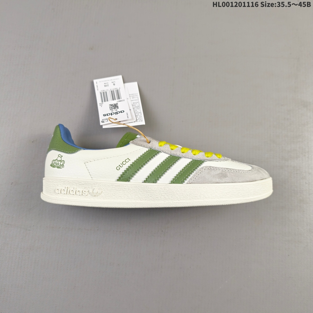 💰120
头层带半码
Gucci x Adidas Original Gazelle Indoor 古驰古奇 x 阿迪达斯 低帮 联名灰白绿 防滑耐磨轻便低邦板鞋男女同款 鞋身整体采用米白色皮革打造，搭配经典T字形灰色麂皮框架覆盖层，鞋身两侧经典锯齿三条杠Logo采用绿色点缀，侧身点缀绿色Gucci字样，鞋舌上以绿色Adidas及三叶草Logo呈现，瞬间提升鞋子的时尚程度，后跟绿色皮革呈现并带有白色Adidxas字样及三叶草Logo，后方印有Gucci字样，彰显联名身份，最后以b米白色中底搭配同色橡胶外底完善整体设计收尾。
货号：DD6607
尺码：35.5 36 36.5 37 38 38.5 39 40 40.5 41 42 42.5 43 44 44.5 45HL001201116 Size:35.5～45B