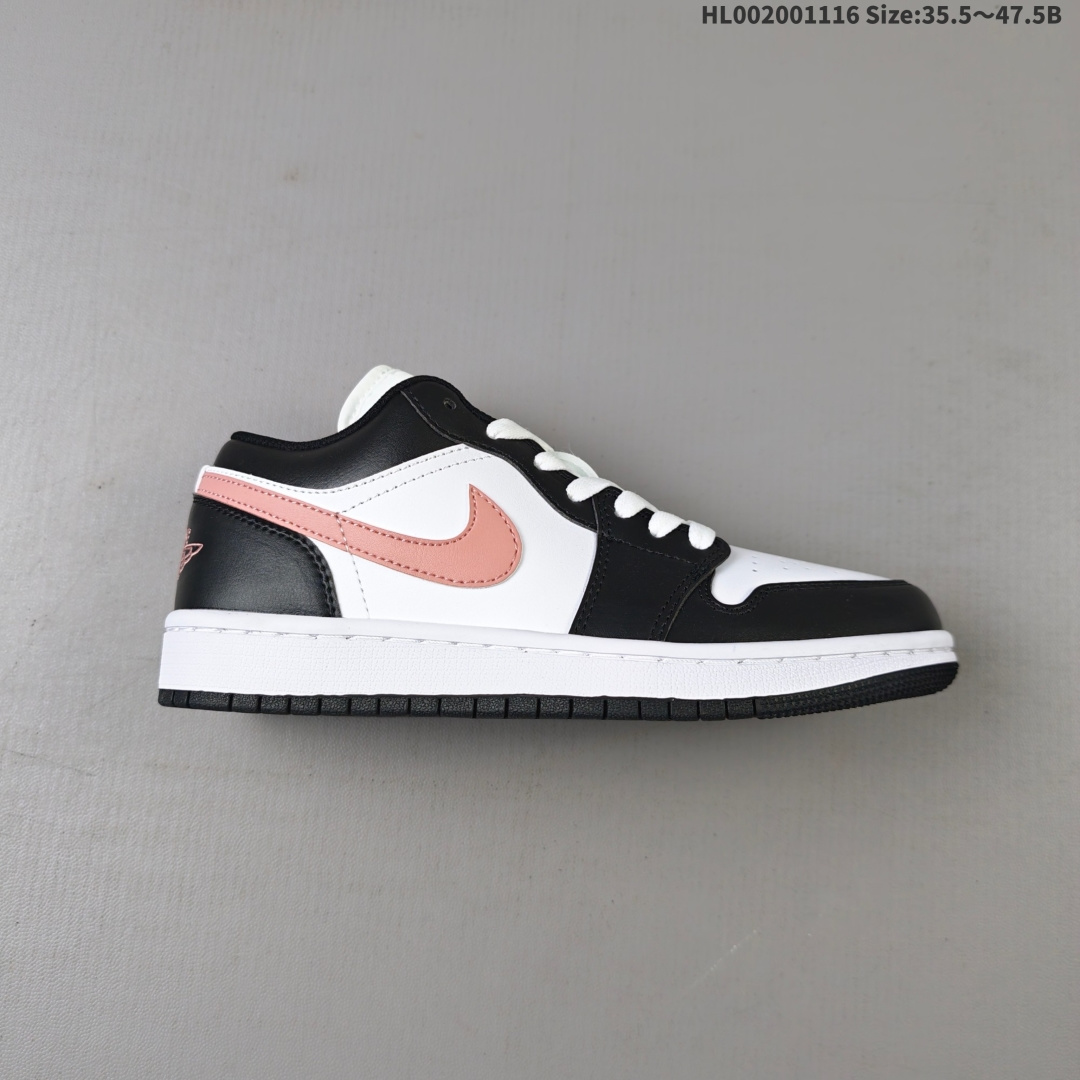 头层带半码 Air Jordan 1 Low 低帮 黑白粉 AJ1 乔丹1代 aj1 乔1 低邦 黑粉 男女同款 乔丹篮球鞋系列 鞋身整体采用白色优质皮革打造,搭配黑色皮革框架覆盖层,鞋身两侧Swoosh Logo以粉色皮革呈现,酷飒中带点甜美;鞋舌上辅以粉色Jumpmman Logo刺绣,后跟Wings Logo也以粉色缝线点缀,最后以白色中底搭配黑色橡胶外底完善整体设计收尾. 男货号:553558-165 女货号:553560-165 HL002001116 B
