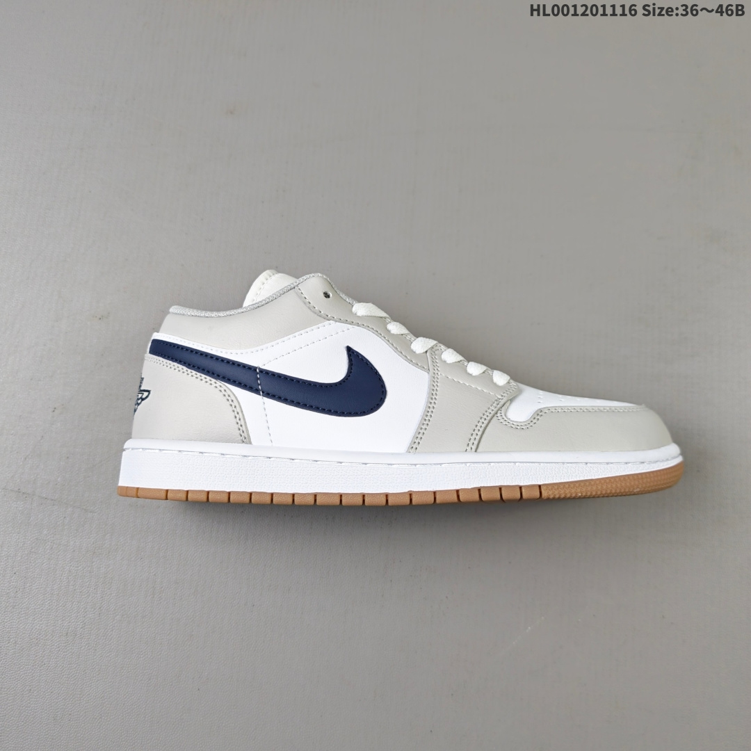 真标带半码 Air Jordan 1 Low 低帮 灰白蓝 AJ1 乔丹1代 aj1 乔1 低邦 白灰蓝 男女同款 乔丹篮球鞋系列 鞋身整体以米白色皮革打造,搭配灰色皮革框架覆盖层,清爽又不失个性;鞋身两侧Swoosh Logo采用蓝色点缀,鞋舌上Jumpman LLogo辅以蓝色刺绣呈现,整体配色高级感拉满,后跟Wings Logos采用蓝色缝线妆点,最后以白色中底搭生胶色橡胶外底完善整体设计收尾. 男货号:553558-146 女货号:553560-146 HL001201116 B