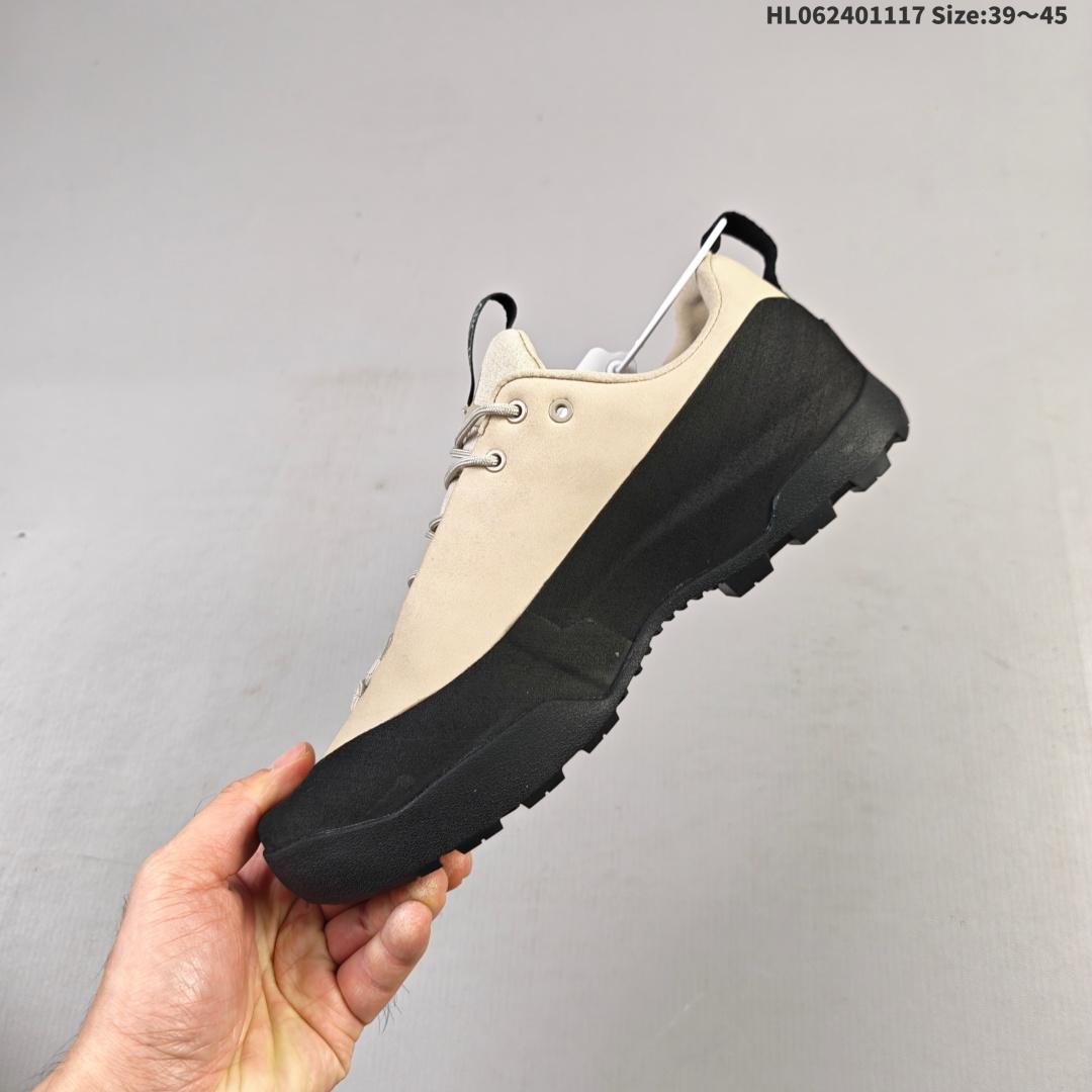 💰240
始祖鸟 KONSEAL WOMEN覆盖透气男越野跑鞋 
适合技术路线单日徒步穿着也可以一脚蹬穿法 aeriosflgtx鞋受到长途野外跑步鞋的启发 适合在变化的地形上进行快速轻快的徒步旅行穿着，舒适而有支撑性，使您充满信心。该设计与脚部融为一体，可最大限度地减少摩擦，gore-tex保护膜网砂，采用gore隐形适体(invisiblefit)技术，更轻薄舒适。敏捷、稳定和技术路线上的自信源于vibram® megagrip外底、压缩eva内底以及一体的tpu。重量约:275g技术特点透气轻量耐磨鞋子鞋外底结构vibram®megagripM橡胶化合材料耐用柔软鞋子结构tpu鞋头可防磨损压缩eva泡沫内底以及一体的tpu铁芯提高了灵活性和稳定性，使您充满信心鞋子衬垫结构4mm厚ortholiteM3d模制插片材料gore-tex薄膜tpu高耐磨保护膜cordura®
编码：HL062401117 Size:39～45