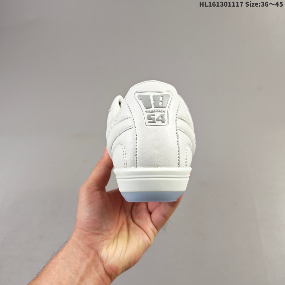 💰130
LV FOOTPRINT SNEAKER2025春夏男士系列圆头系带低帮生活休闲鞋 2025春夏系列时装展中亮相，是Pharrell Williams 首次以足球鞋为灵感设计的运动鞋。鞋款的灵感来自跨越世代和文化的足球运动，呼应2025春夏系列时装展团结一致、全民参与的主题。鞋款以流丽的设计著称，侧面以富动感的IV Initials标志点缀，鞋舌缀有灵感来自足球队伍的Lvers United徽章，而脚掌纹橡胶鞋底饰有多款路易威登标志 时髦休闲穿搭 时尚界的弄潮儿
编码：HL161301117 Size:36～45