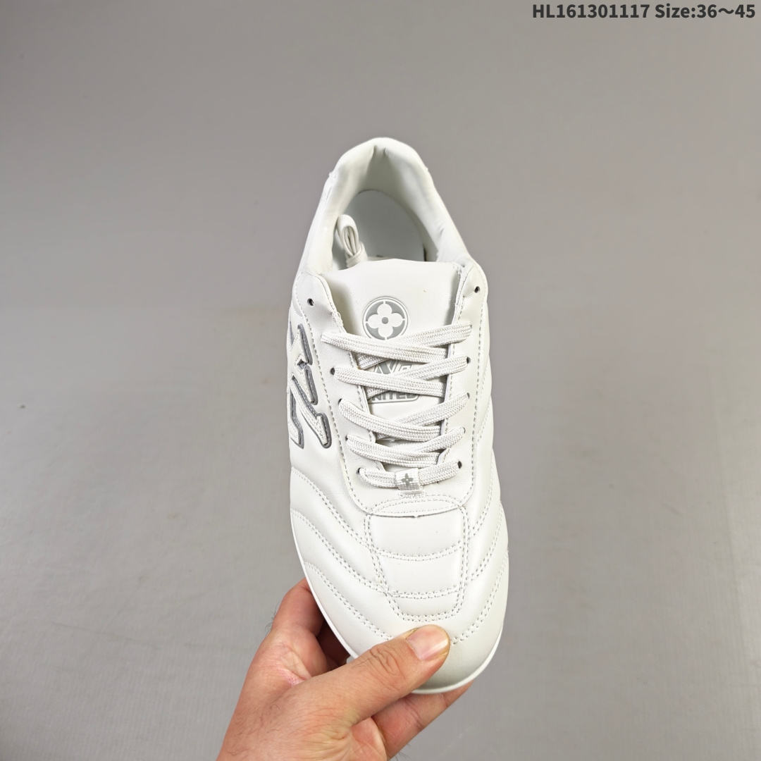 💰130
LV FOOTPRINT SNEAKER2025春夏男士系列圆头系带低帮生活休闲鞋 2025春夏系列时装展中亮相，是Pharrell Williams 首次以足球鞋为灵感设计的运动鞋。鞋款的灵感来自跨越世代和文化的足球运动，呼应2025春夏系列时装展团结一致、全民参与的主题。鞋款以流丽的设计著称，侧面以富动感的IV Initials标志点缀，鞋舌缀有灵感来自足球队伍的Lvers United徽章，而脚掌纹橡胶鞋底饰有多款路易威登标志 时髦休闲穿搭 时尚界的弄潮儿
编码：HL161301117 Size:36～45