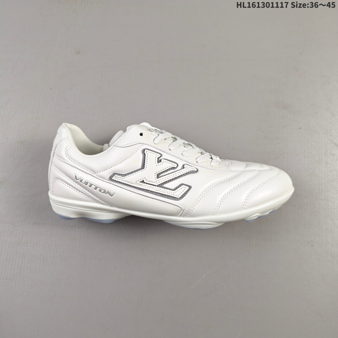 💰130
LV FOOTPRINT SNEAKER2025春夏男士系列圆头系带低帮生活休闲鞋 2025春夏系列时装展中亮相，是Pharrell Williams 首次以足球鞋为灵感设计的运动鞋。鞋款的灵感来自跨越世代和文化的足球运动，呼应2025春夏系列时装展团结一致、全民参与的主题。鞋款以流丽的设计著称，侧面以富动感的IV Initials标志点缀，鞋舌缀有灵感来自足球队伍的Lvers United徽章，而脚掌纹橡胶鞋底饰有多款路易威登标志 时髦休闲穿搭 时尚界的弄潮儿
编码：HL161301117 Size:36～45