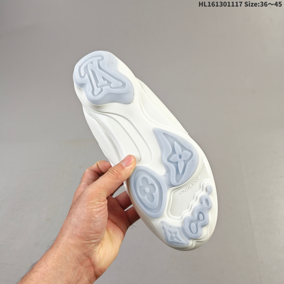 💰130
LV FOOTPRINT SNEAKER2025春夏男士系列圆头系带低帮生活休闲鞋 2025春夏系列时装展中亮相，是Pharrell Williams 首次以足球鞋为灵感设计的运动鞋。鞋款的灵感来自跨越世代和文化的足球运动，呼应2025春夏系列时装展团结一致、全民参与的主题。鞋款以流丽的设计著称，侧面以富动感的IV Initials标志点缀，鞋舌缀有灵感来自足球队伍的Lvers United徽章，而脚掌纹橡胶鞋底饰有多款路易威登标志 时髦休闲穿搭 时尚界的弄潮儿
编码：HL161301117 Size:36～45