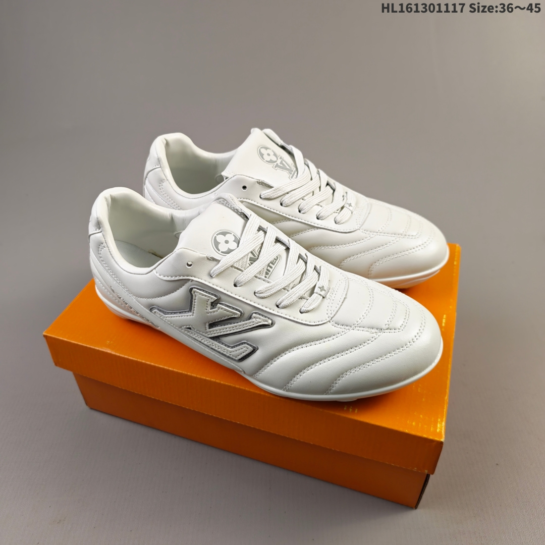 集合💰130 LV FOOTPRINT SNEAKER2025春夏男士系列圆头系带低帮生活休闲鞋 2025春夏系列时装展中亮相，是Pharrell Williams 首次以足球鞋为灵感设计的运动鞋。鞋款的灵感来自跨越世代和文化的足球运动，呼应2025春夏系列时装展团结一致、全民参与的主题。鞋款以流丽的设计著称，侧面以富动感的IV Initials标志点缀，鞋舌缀有灵感来自足球队伍的Lvers United徽章，而脚掌纹橡胶鞋底饰有多款路易威登标志 时髦休闲穿搭 时尚界的弄潮儿 编码：HL161301117 Size:36～45