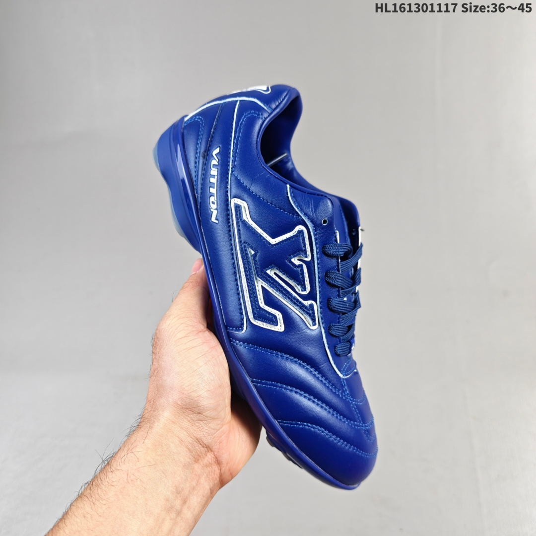 集合💰130 LV FOOTPRINT SNEAKER2025春夏男士系列圆头系带低帮生活休闲鞋 2025春夏系列时装展中亮相，是Pharrell Williams 首次以足球鞋为灵感设计的运动鞋。鞋款的灵感来自跨越世代和文化的足球运动，呼应2025春夏系列时装展团结一致、全民参与的主题。鞋款以流丽的设计著称，侧面以富动感的IV Initials标志点缀，鞋舌缀有灵感来自足球队伍的Lvers United徽章，而脚掌纹橡胶鞋底饰有多款路易威登标志 时髦休闲穿搭 时尚界的弄潮儿 编码：HL161301117 Size:36～45