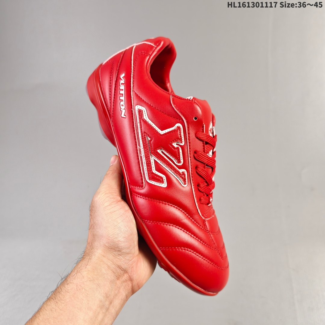 集合💰130 LV FOOTPRINT SNEAKER2025春夏男士系列圆头系带低帮生活休闲鞋 2025春夏系列时装展中亮相，是Pharrell Williams 首次以足球鞋为灵感设计的运动鞋。鞋款的灵感来自跨越世代和文化的足球运动，呼应2025春夏系列时装展团结一致、全民参与的主题。鞋款以流丽的设计著称，侧面以富动感的IV Initials标志点缀，鞋舌缀有灵感来自足球队伍的Lvers United徽章，而脚掌纹橡胶鞋底饰有多款路易威登标志 时髦休闲穿搭 时尚界的弄潮儿 编码：HL161301117 Size:36～45