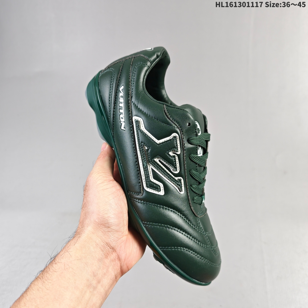 集合💰130
LV FOOTPRINT SNEAKER2025春夏男士系列圆头系带低帮生活休闲鞋 2025春夏系列时装展中亮相，是Pharrell Williams 首次以足球鞋为灵感设计的运动鞋。鞋款的灵感来自跨越世代和文化的足球运动，呼应2025春夏系列时装展团结一致、全民参与的主题。鞋款以流丽的设计著称，侧面以富动感的IV Initials标志点缀，鞋舌缀有灵感来自足球队伍的Lvers United徽章，而脚掌纹橡胶鞋底饰有多款路易威登标志 时髦休闲穿搭 时尚界的弄潮儿
编码：HL161301117 Size:36～45