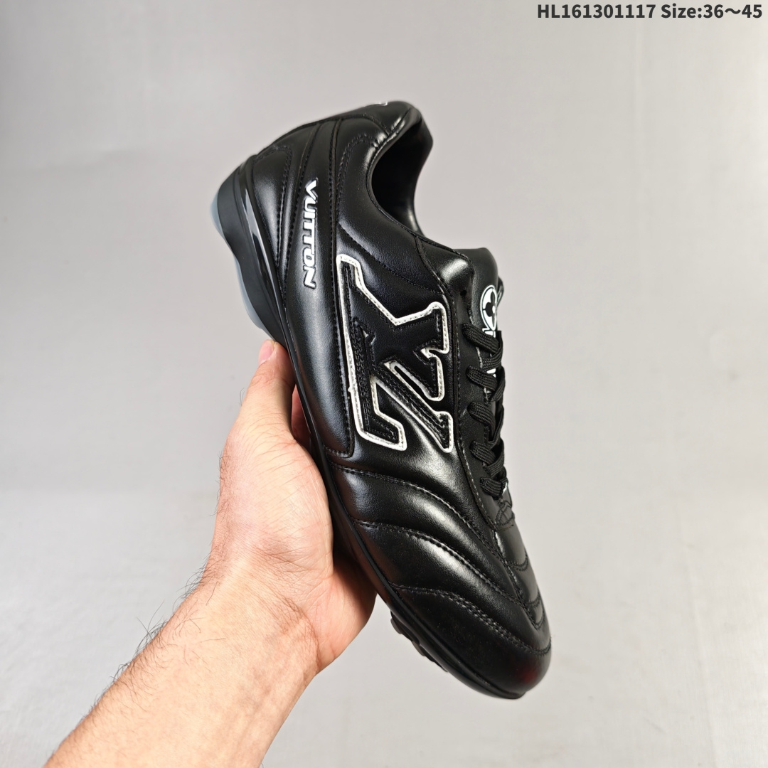 集合💰130 LV FOOTPRINT SNEAKER2025春夏男士系列圆头系带低帮生活休闲鞋 2025春夏系列时装展中亮相，是Pharrell Williams 首次以足球鞋为灵感设计的运动鞋。鞋款的灵感来自跨越世代和文化的足球运动，呼应2025春夏系列时装展团结一致、全民参与的主题。鞋款以流丽的设计著称，侧面以富动感的IV Initials标志点缀，鞋舌缀有灵感来自足球队伍的Lvers United徽章，而脚掌纹橡胶鞋底饰有多款路易威登标志 时髦休闲穿搭 时尚界的弄潮儿 编码：HL161301117 Size:36～45