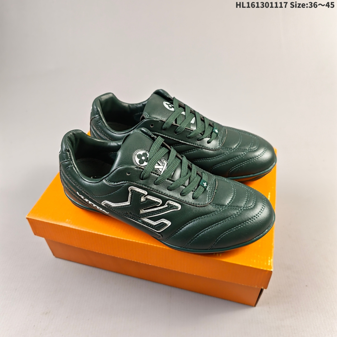 集合💰130
LV FOOTPRINT SNEAKER2025春夏男士系列圆头系带低帮生活休闲鞋 2025春夏系列时装展中亮相，是Pharrell Williams 首次以足球鞋为灵感设计的运动鞋。鞋款的灵感来自跨越世代和文化的足球运动，呼应2025春夏系列时装展团结一致、全民参与的主题。鞋款以流丽的设计著称，侧面以富动感的IV Initials标志点缀，鞋舌缀有灵感来自足球队伍的Lvers United徽章，而脚掌纹橡胶鞋底饰有多款路易威登标志 时髦休闲穿搭 时尚界的弄潮儿
编码：HL161301117 Size:36～45